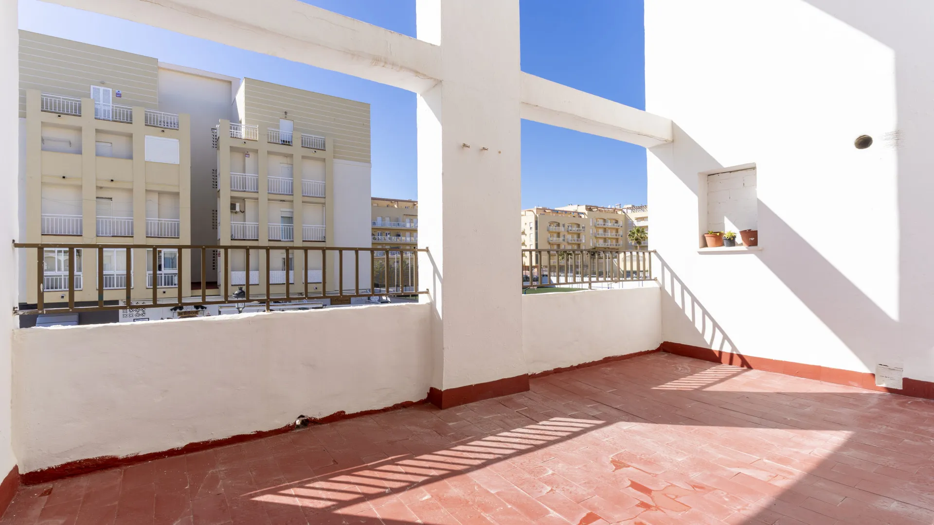 For sale Sabinillas apartment with 4 bedrooms