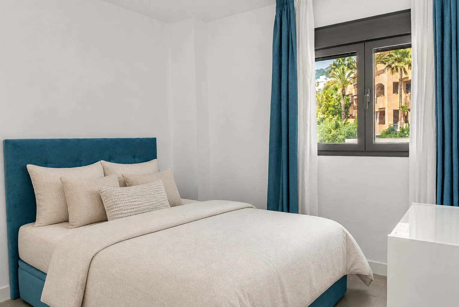 Apartamento con 3 dormitorios en venta en Benalmadena