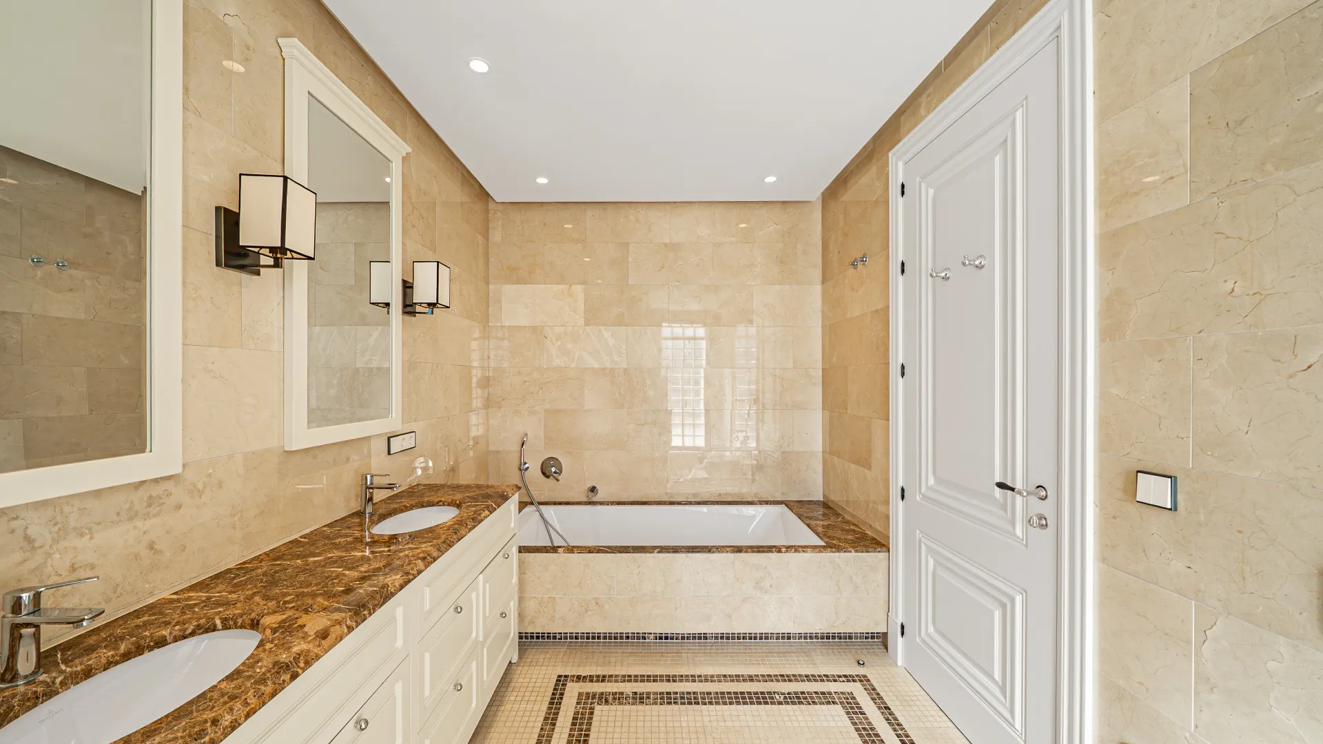 Comprar villa de 6 dormitorios en Los Flamingos