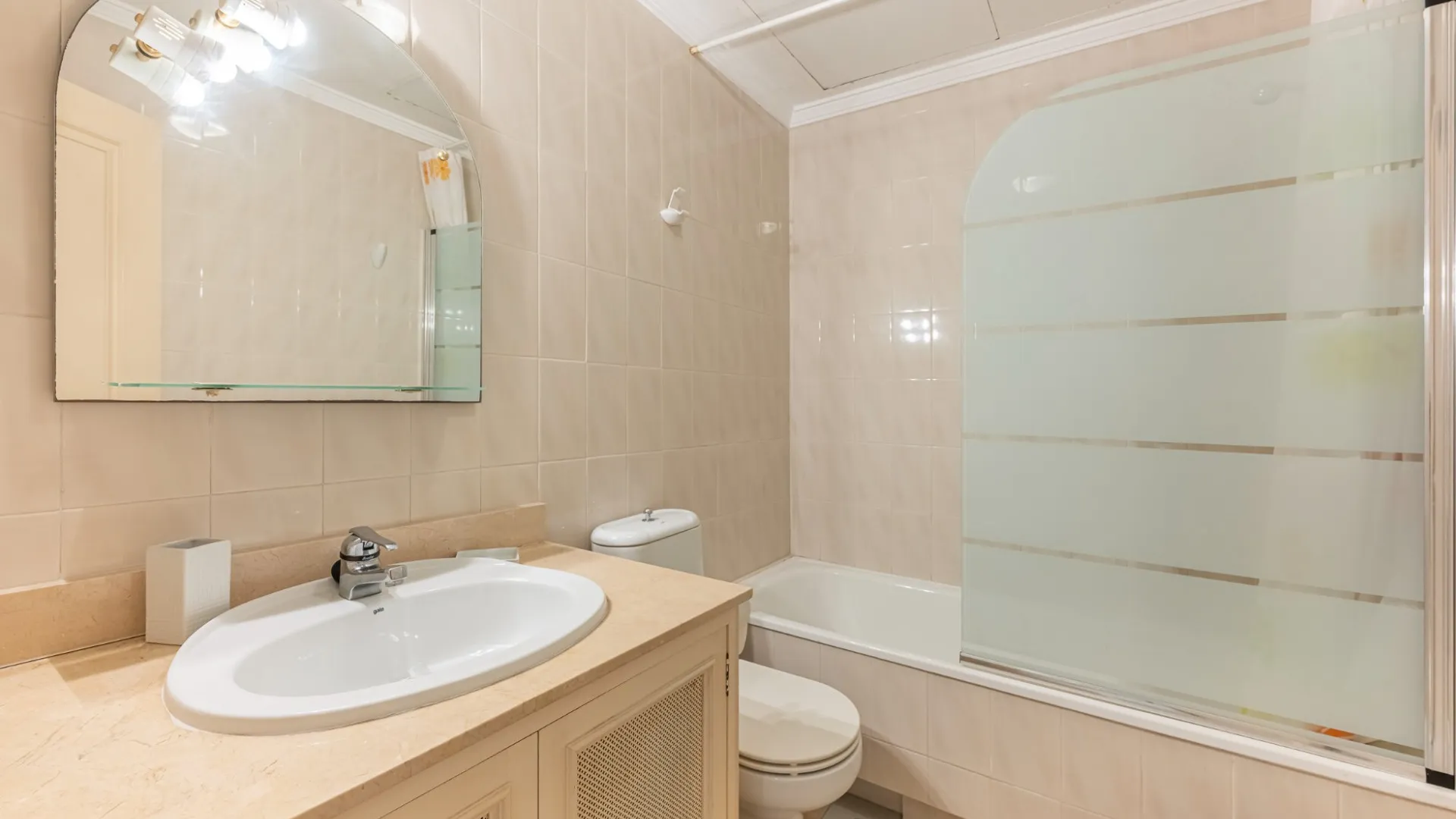 Aloha Gardens, apartamento planta baja a la venta de 2 dormitorios