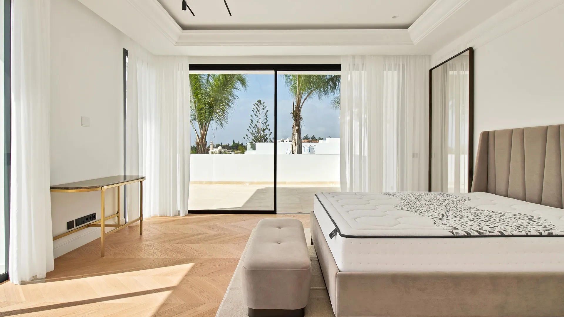 Se vende villa pareada con 6 dormitorios en Las Lomas del Marbella Club