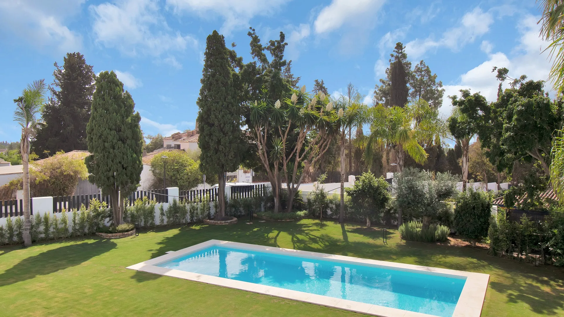 Se vende villa pareada con 6 dormitorios en Las Lomas del Marbella Club