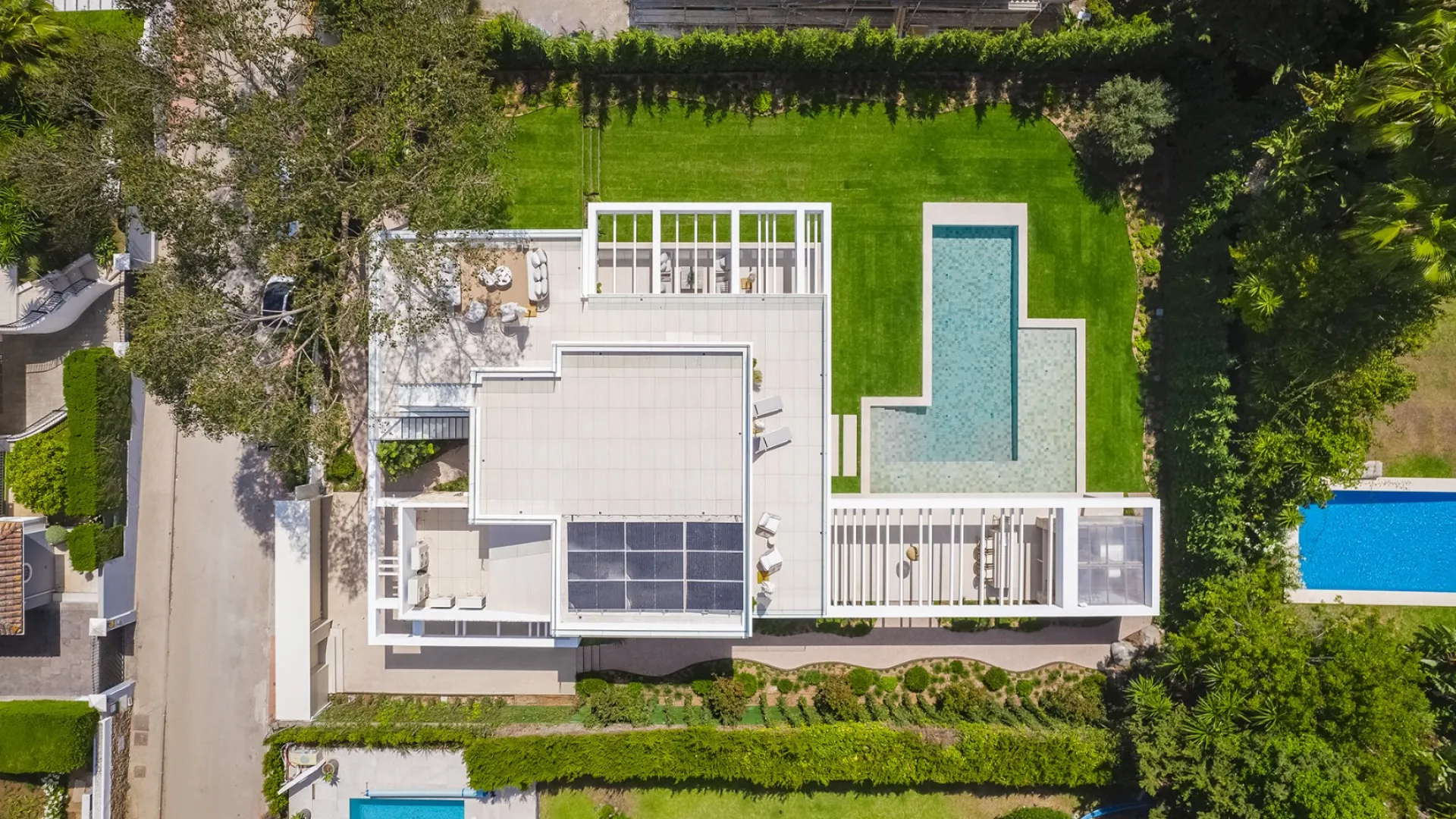 Comprar villa con 5 dormitorios en Nueva Andalucia