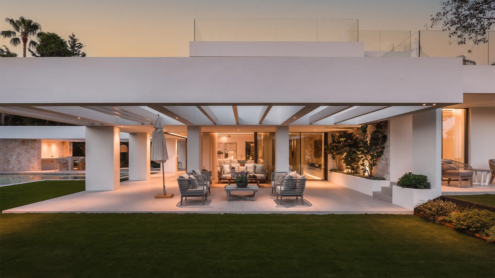 Comprar villa con 5 dormitorios en Nueva Andalucia
