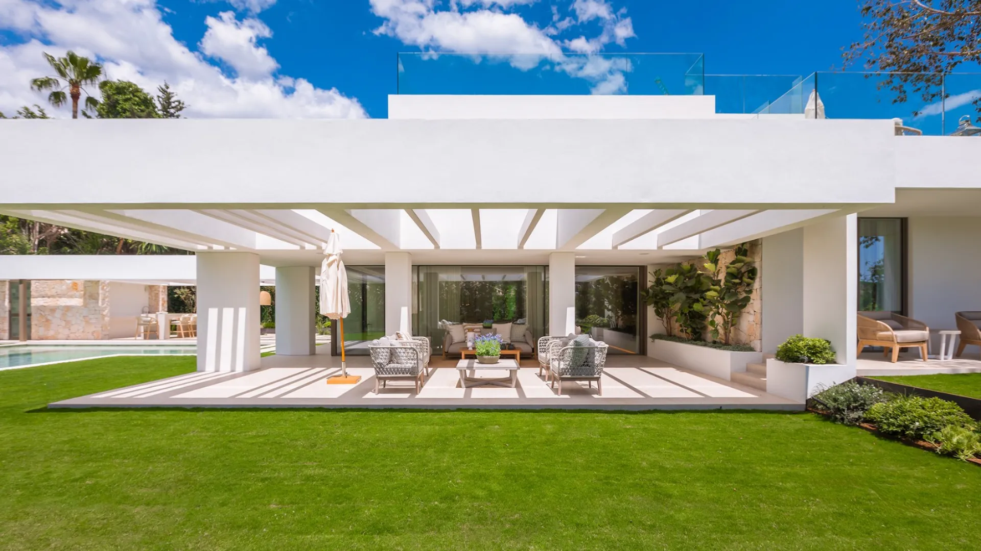 Comprar villa con 5 dormitorios en Nueva Andalucia