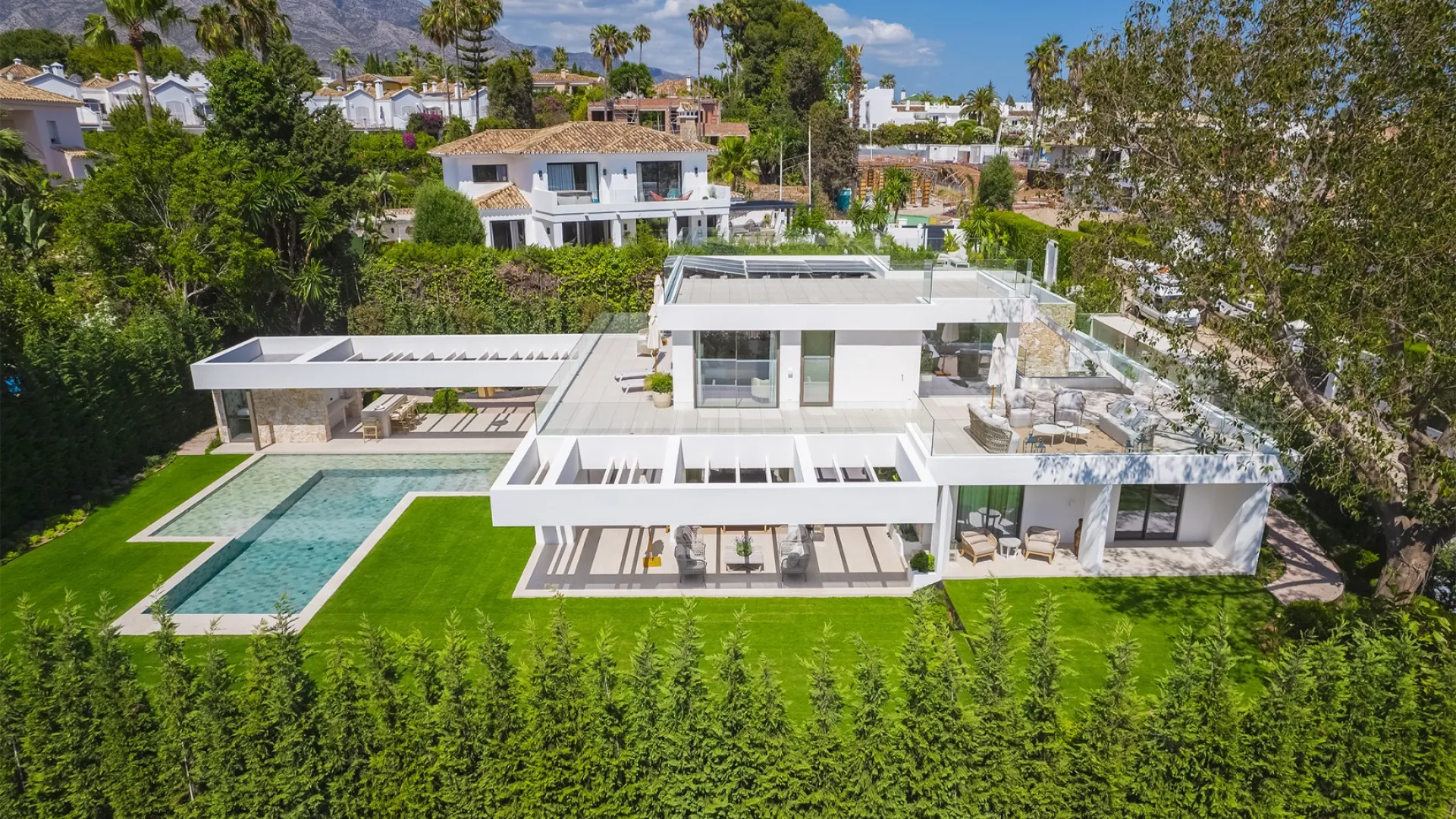 Comprar villa con 5 dormitorios en Nueva Andalucia