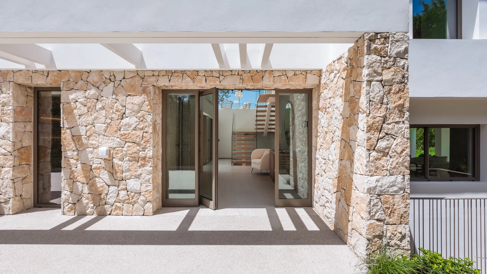 Comprar villa con 5 dormitorios en Nueva Andalucia