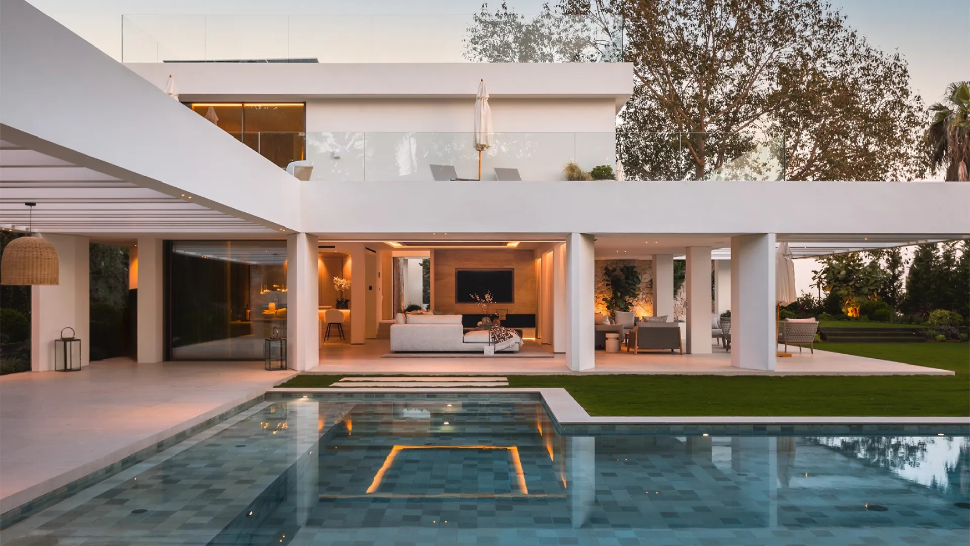 Comprar villa con 5 dormitorios en Nueva Andalucia