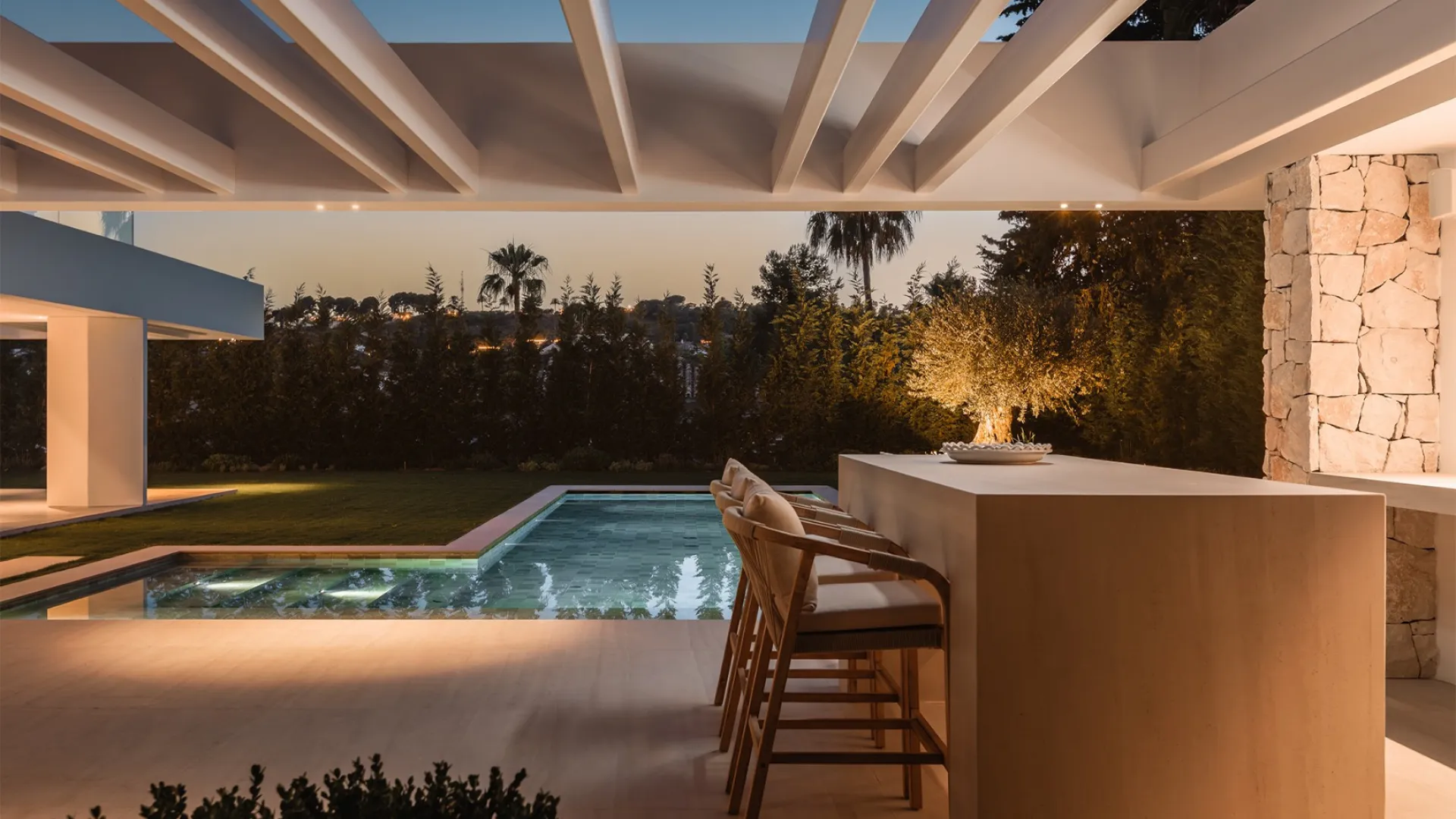 Comprar villa con 5 dormitorios en Nueva Andalucia