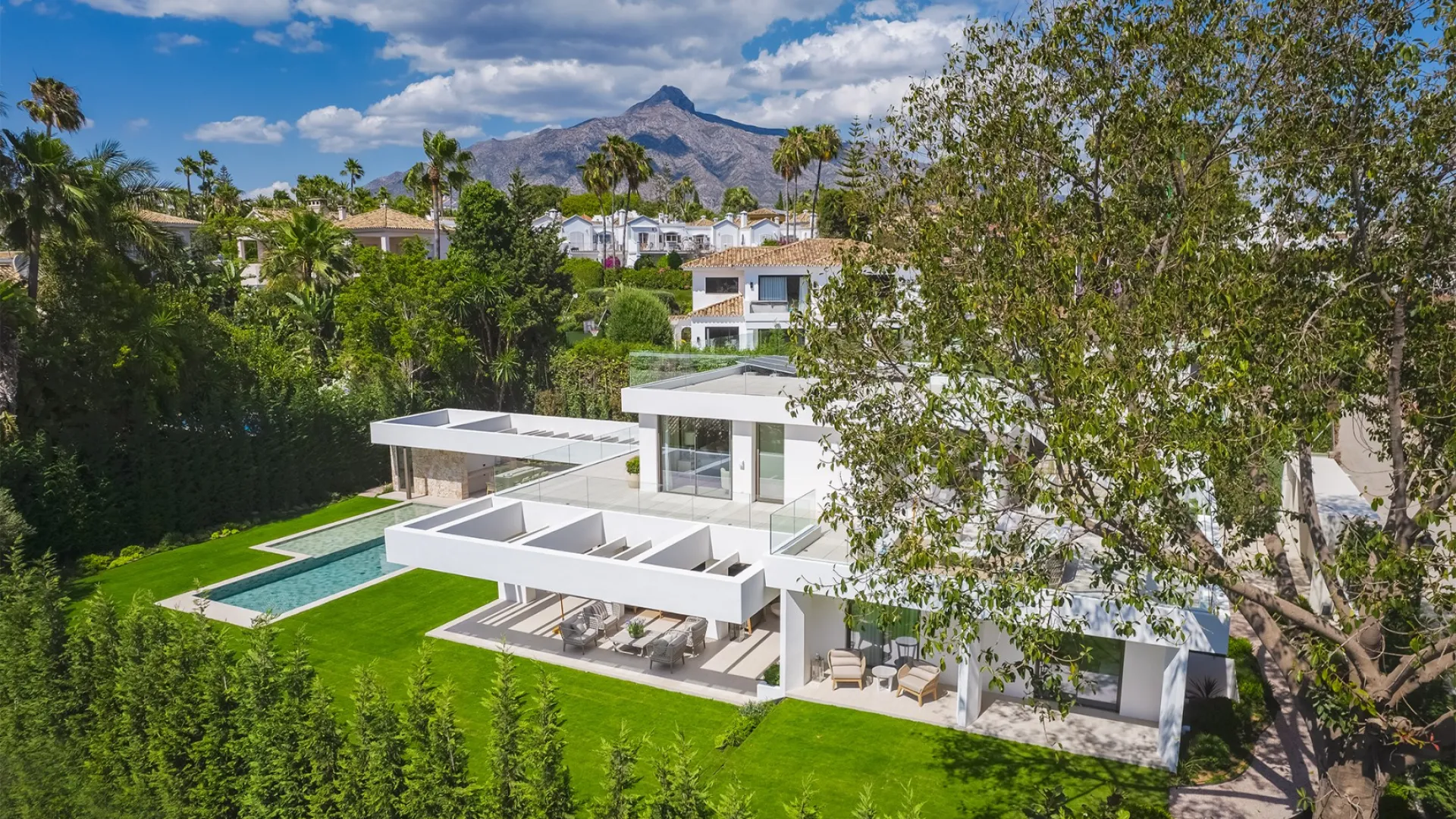 Comprar villa con 5 dormitorios en Nueva Andalucia