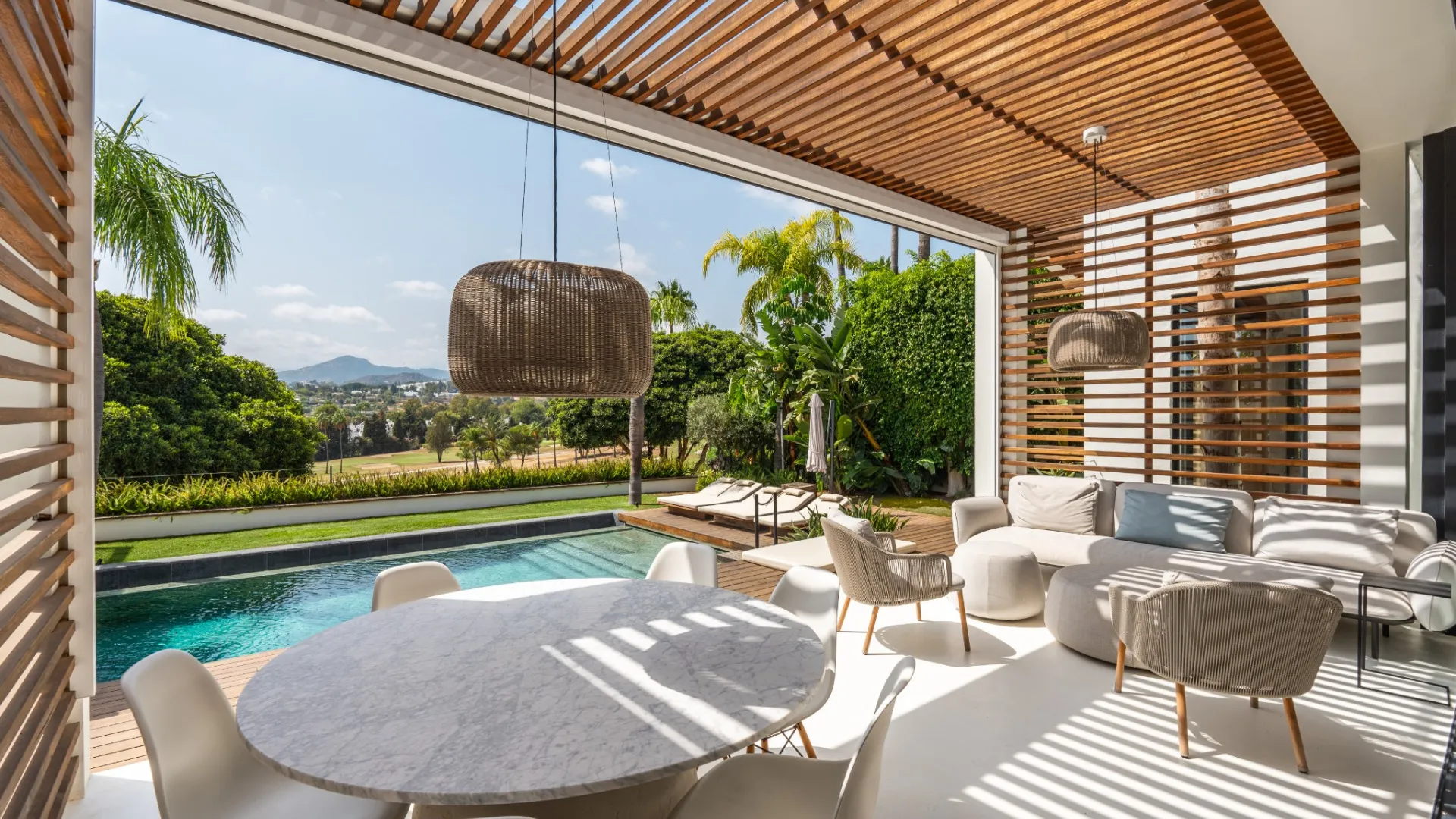 Villa a la venta de 5 dormitorios en Nueva Andalucia