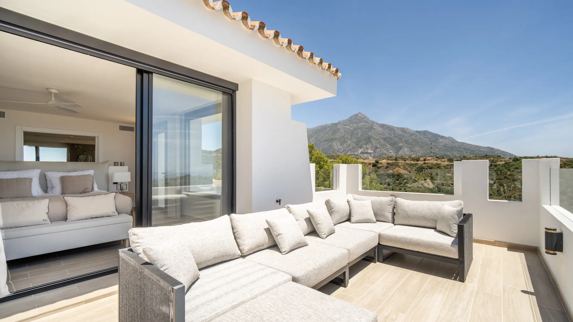 Las Lomas de Nueva Andalucia villa for sale