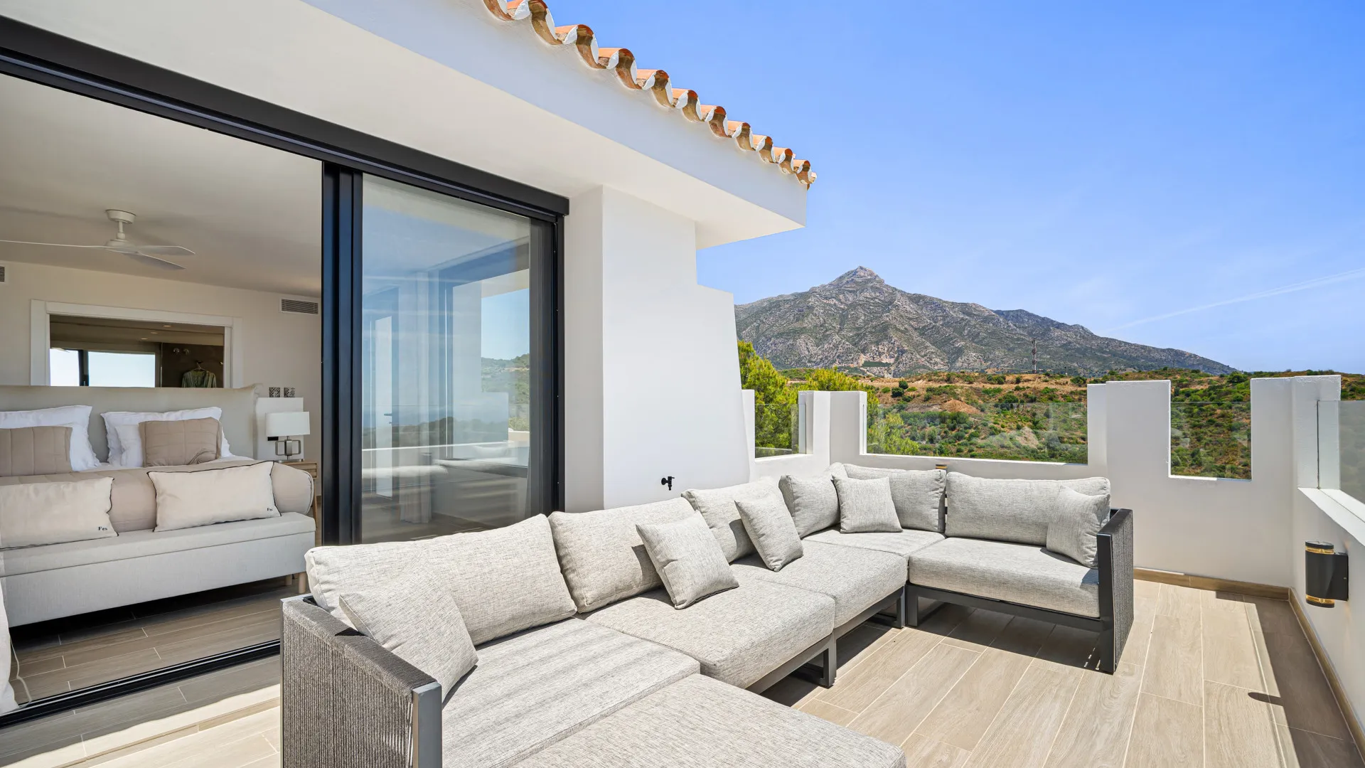 Las Lomas de Nueva Andalucia villa for sale