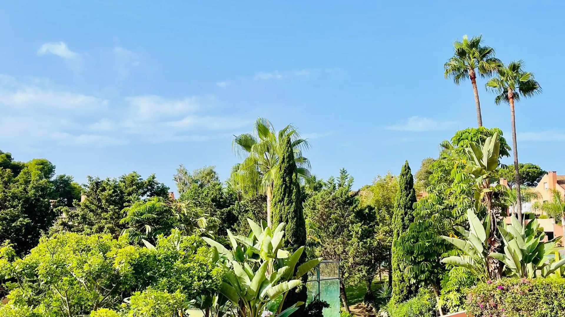 Buy semi detached house with 5 bedrooms in Los Monteros Playa