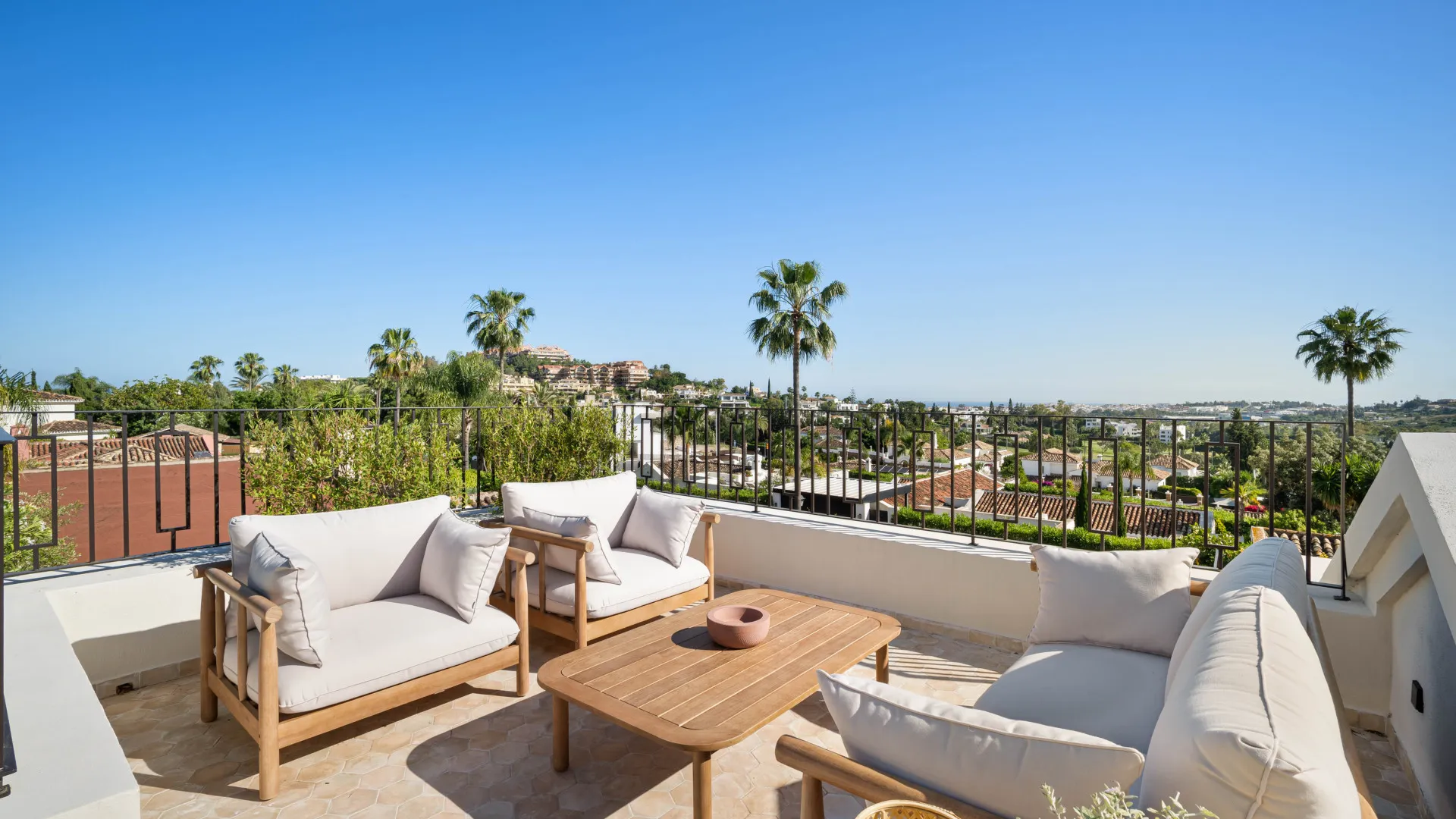 Villa for sale in Nueva Andalucia
