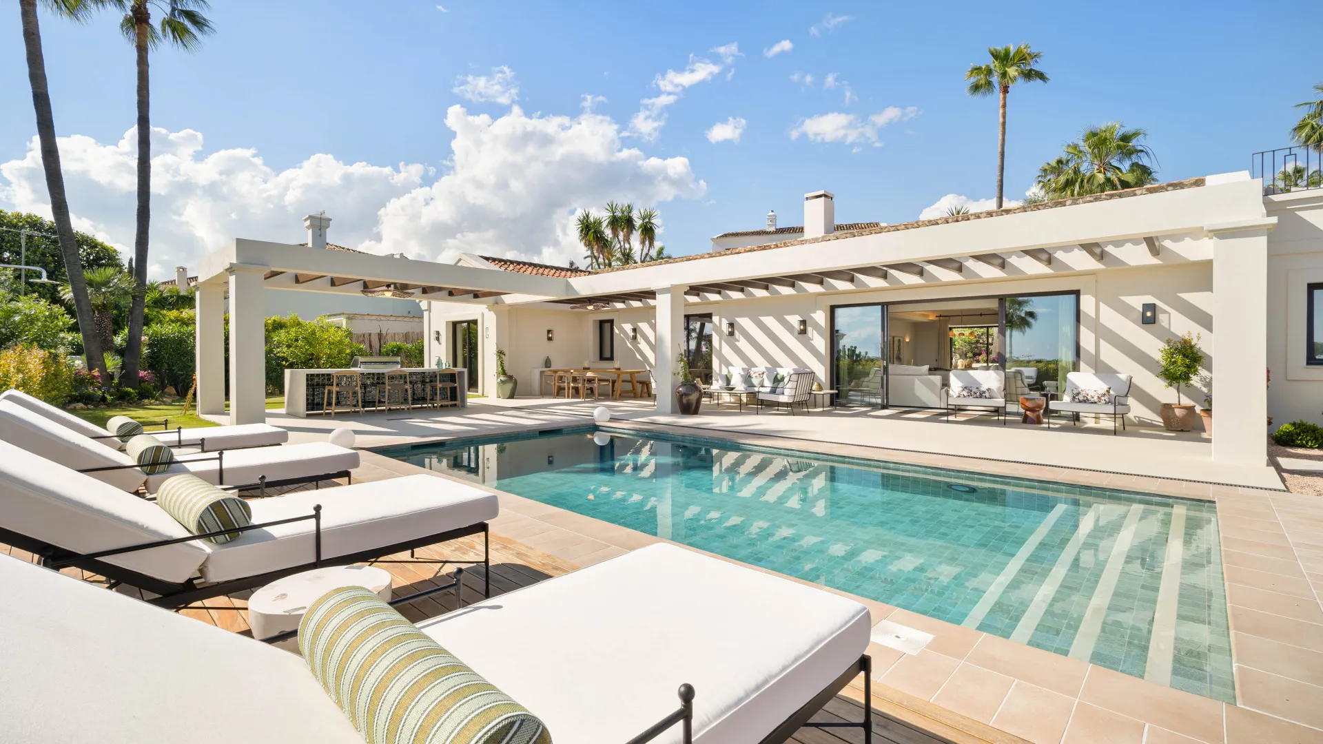 Villa for sale in Nueva Andalucia