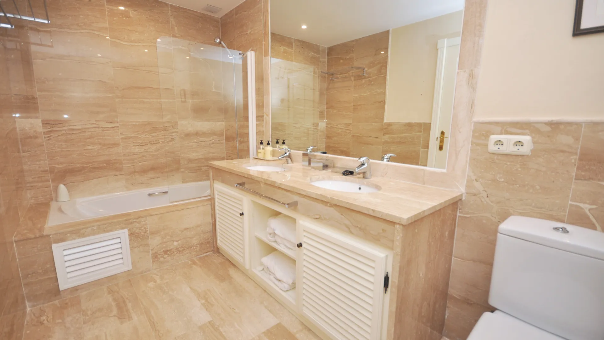 For sale apartment with 2 bedrooms in Alhambra del Golf