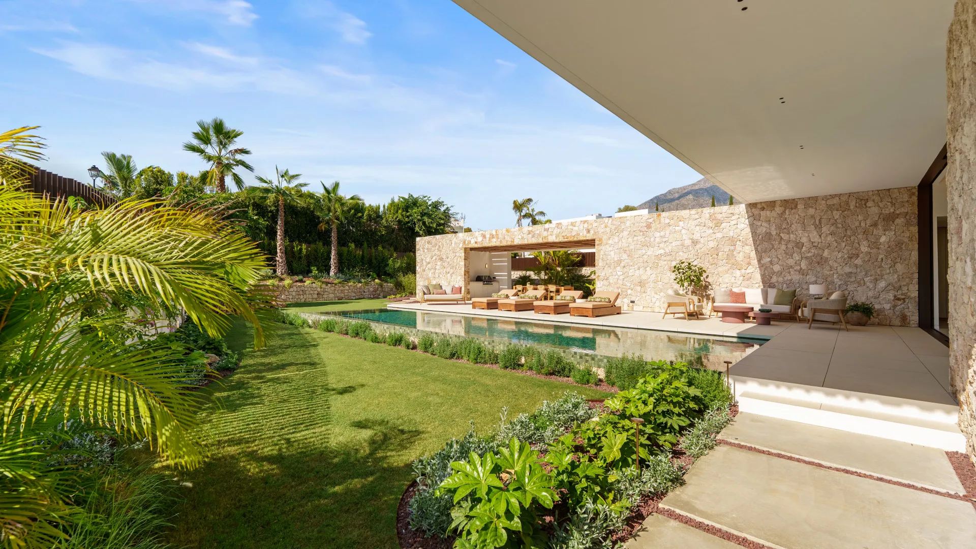 Villa for sale in Marbella Golden Mile with 5 bedrooms