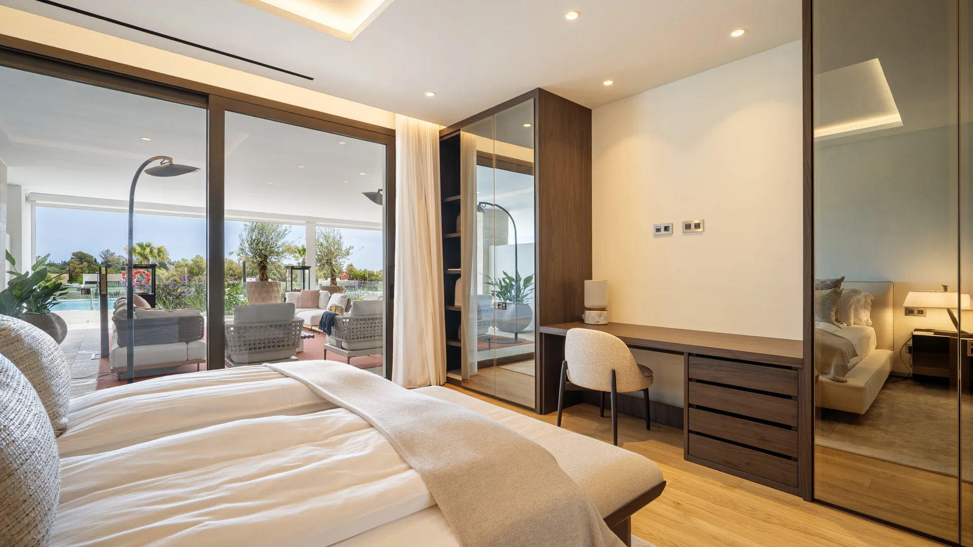 Duplex for sale in Marbella Golden Mile with 5 bedrooms