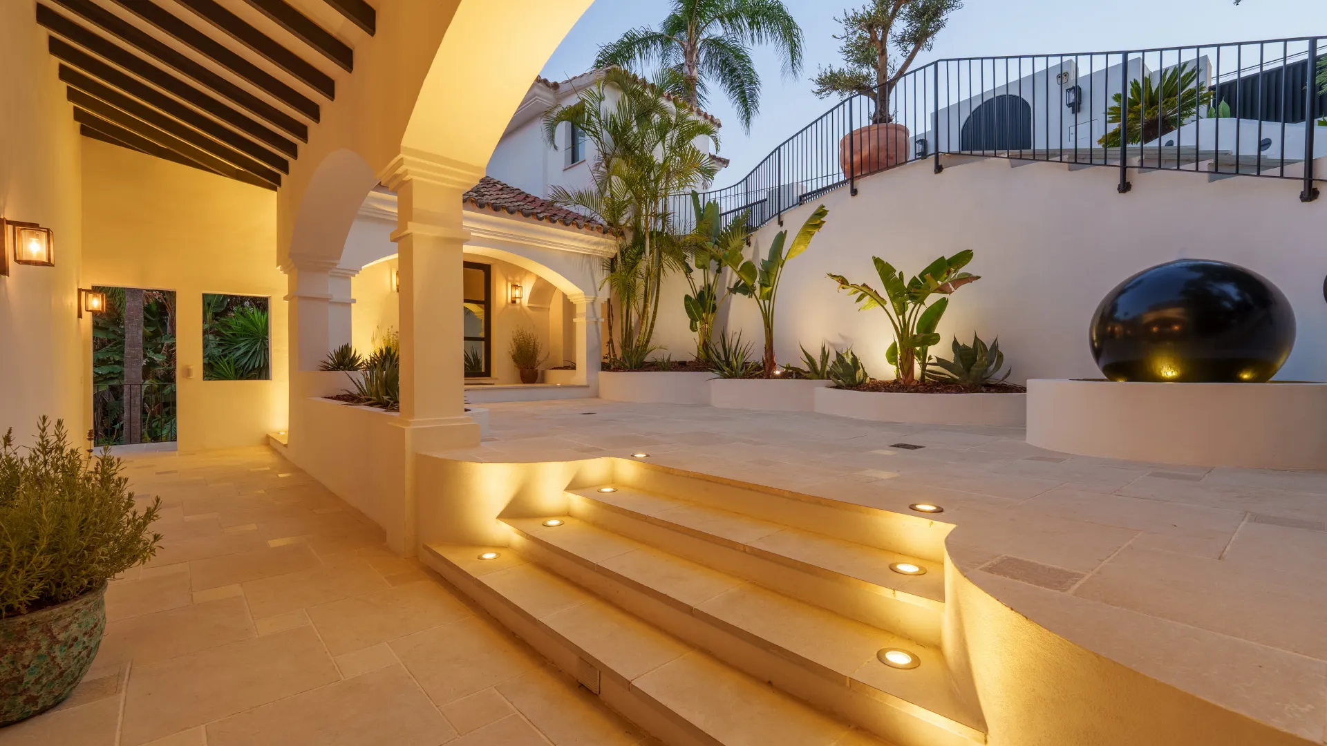 For sale villa in Nueva Andalucia