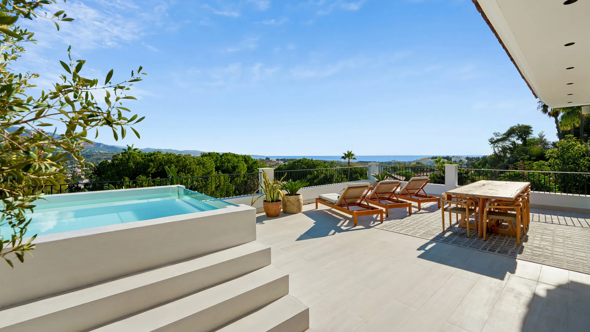 For sale villa in Nueva Andalucia