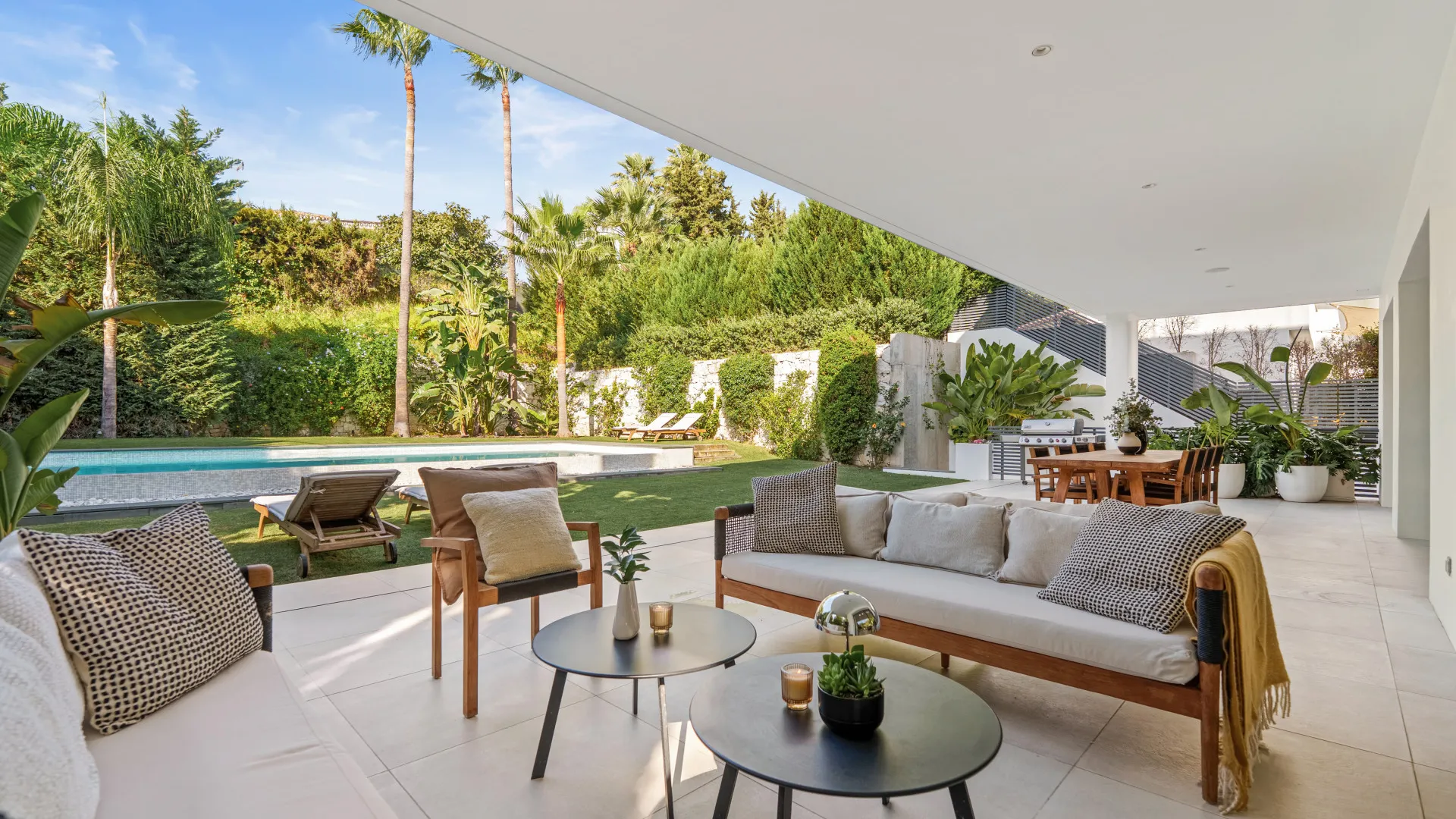 For sale villa with 5 bedrooms in Nueva Andalucia