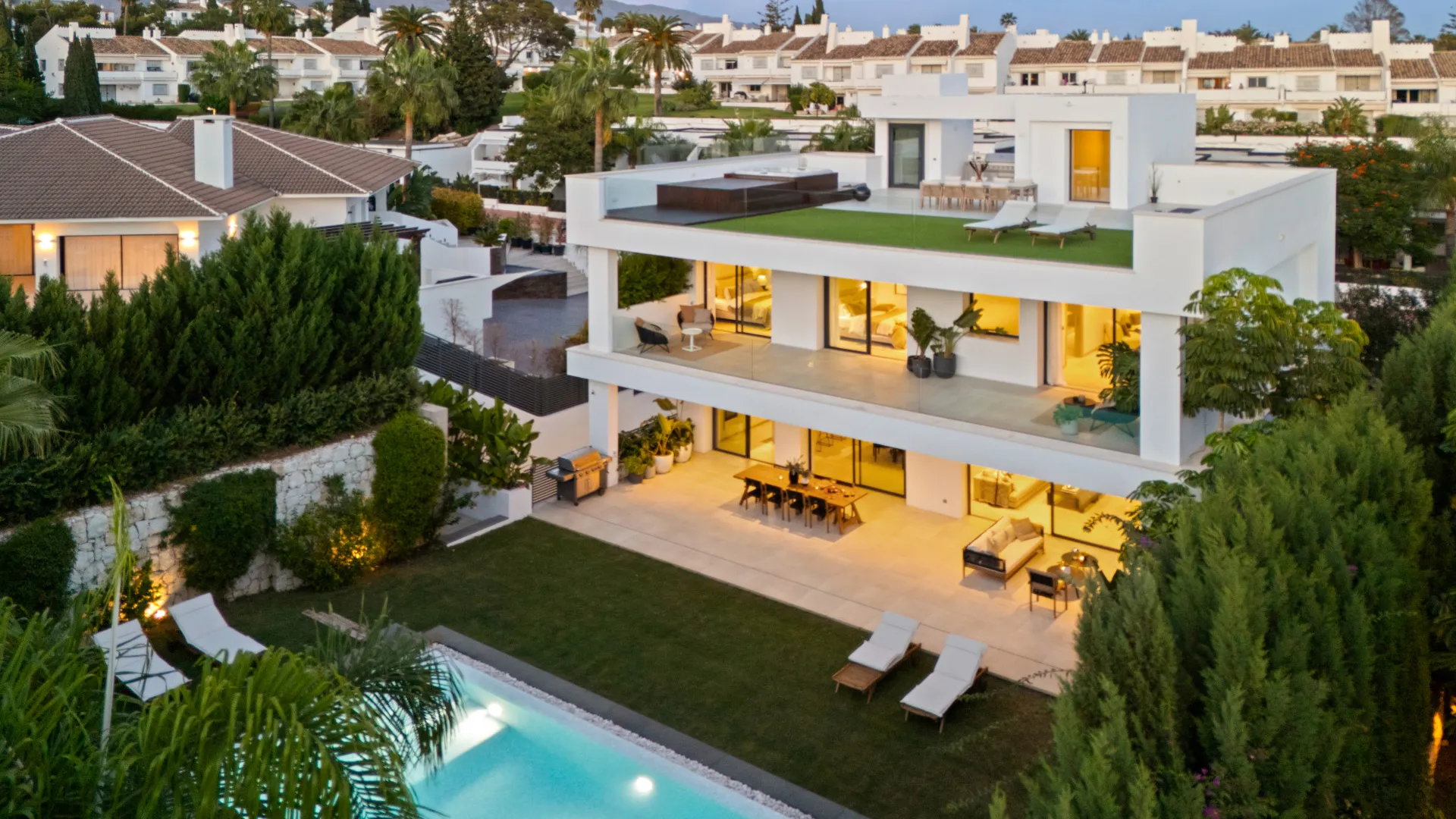 For sale villa with 5 bedrooms in Nueva Andalucia