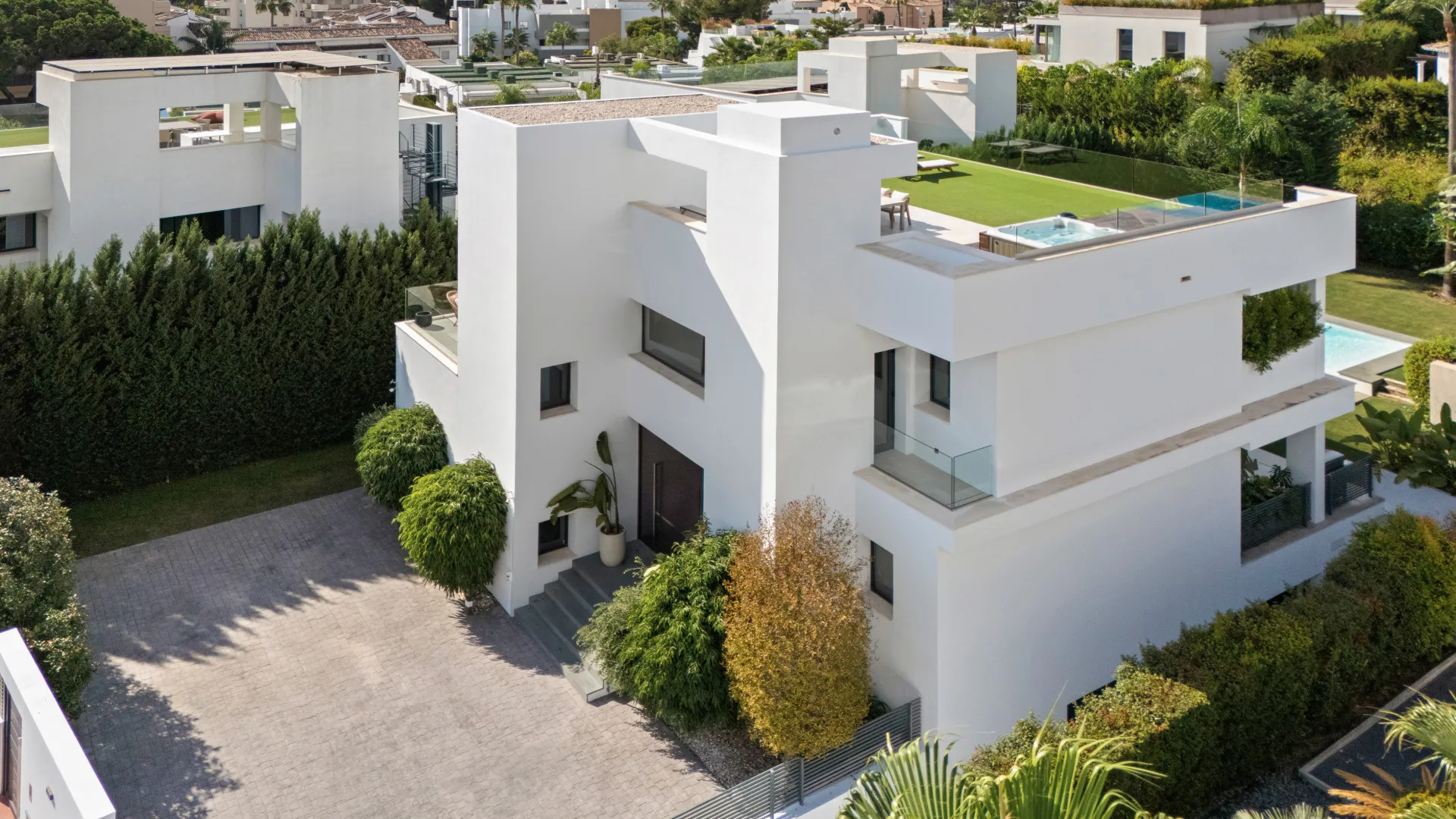 For sale villa with 5 bedrooms in Nueva Andalucia