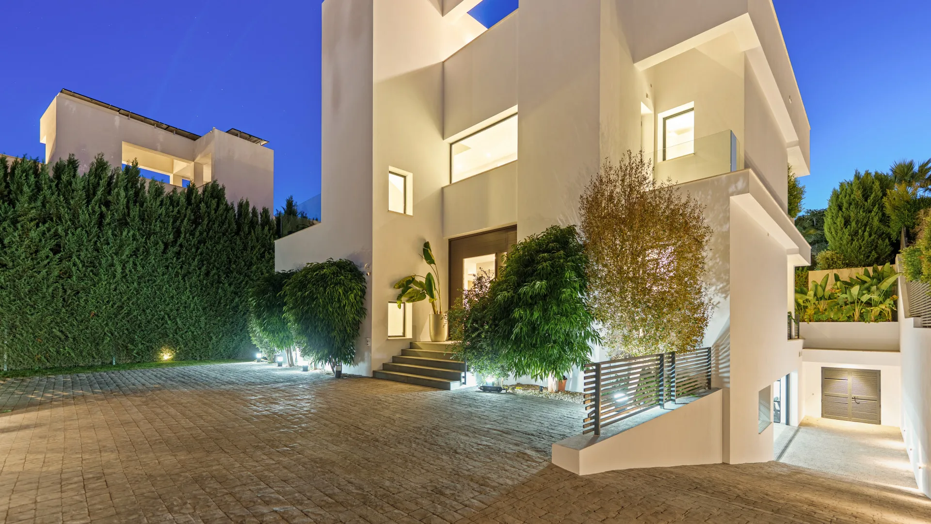 For sale villa with 5 bedrooms in Nueva Andalucia