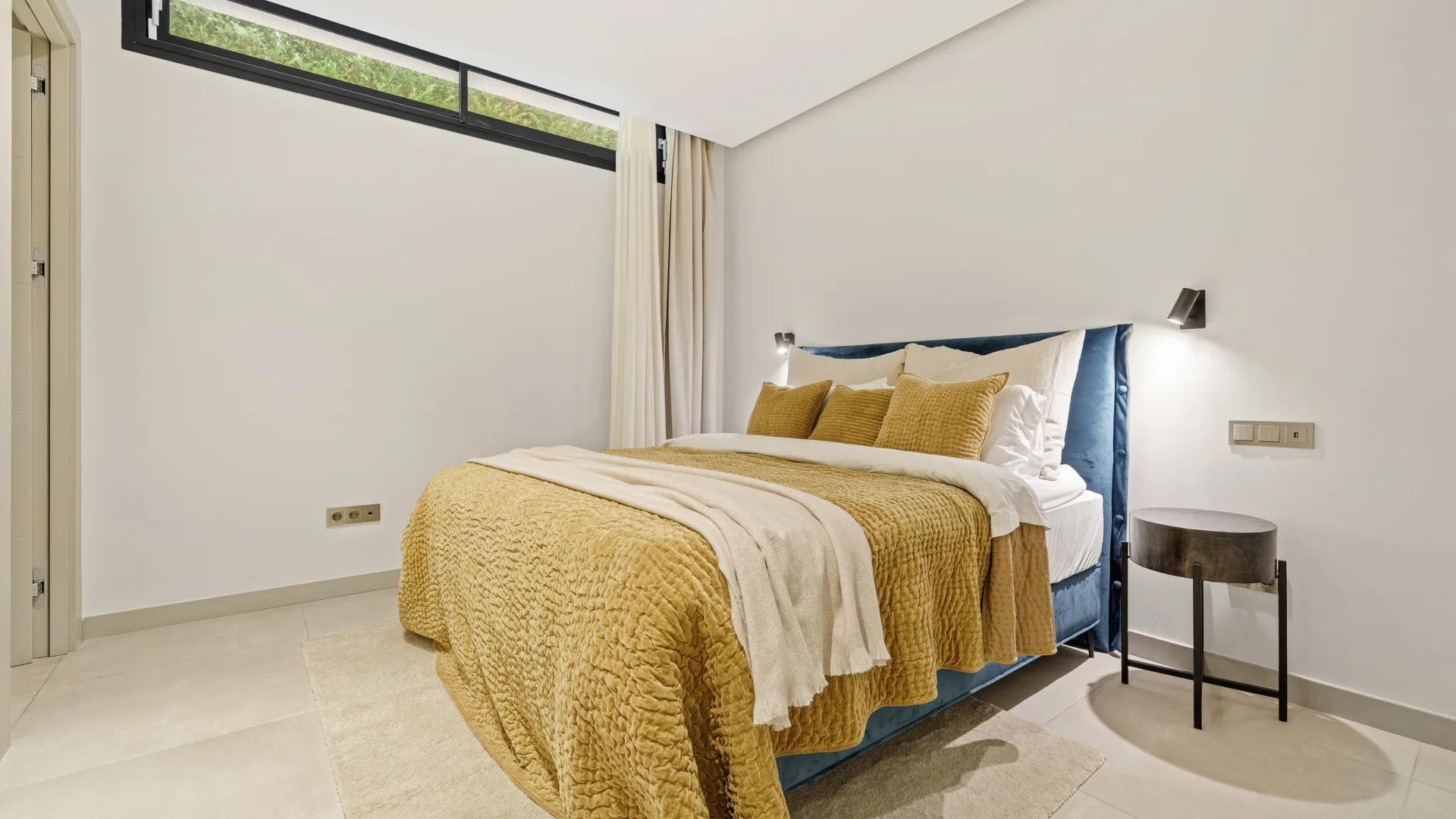 For sale villa with 5 bedrooms in Nueva Andalucia