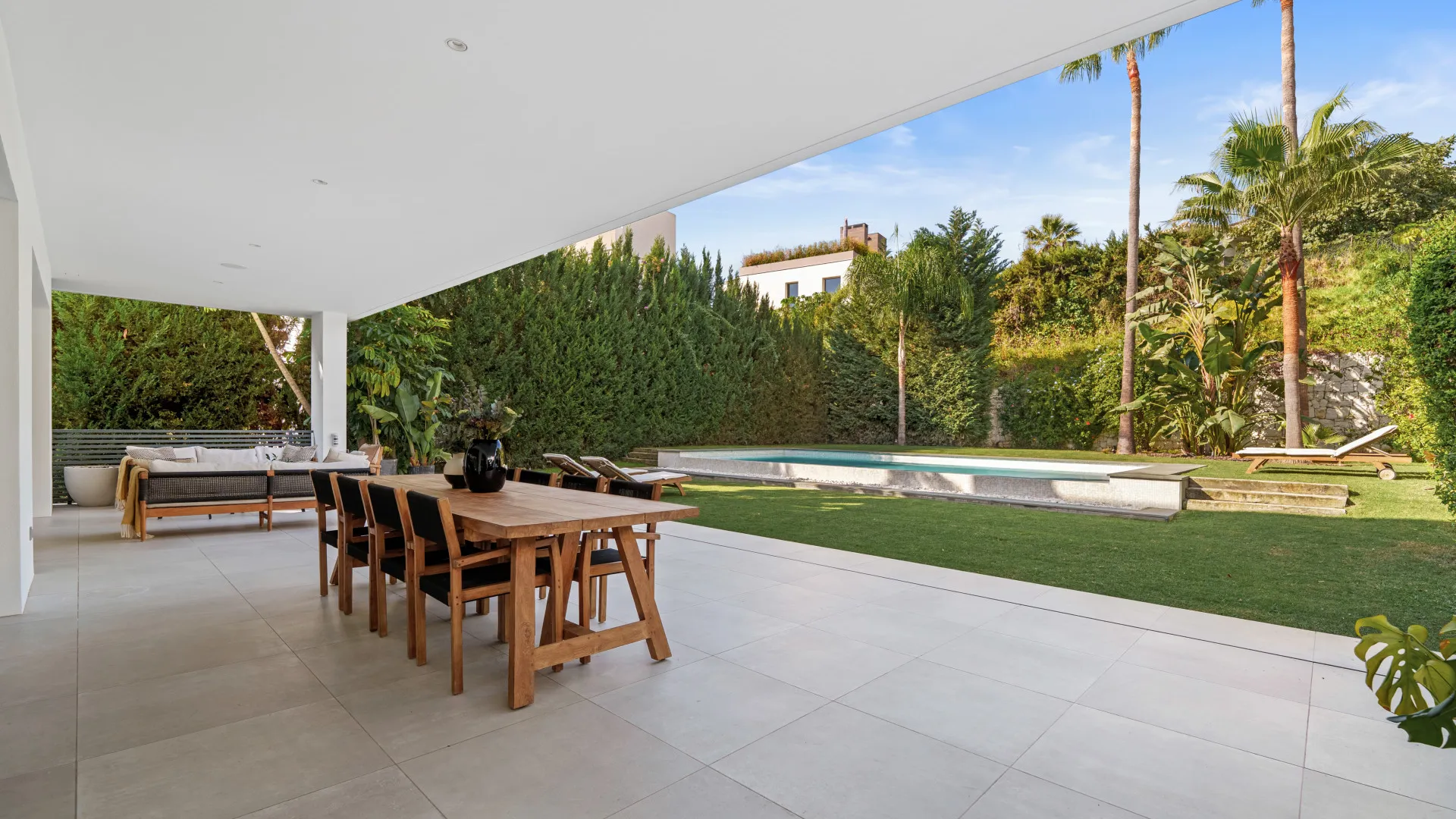 For sale villa with 5 bedrooms in Nueva Andalucia