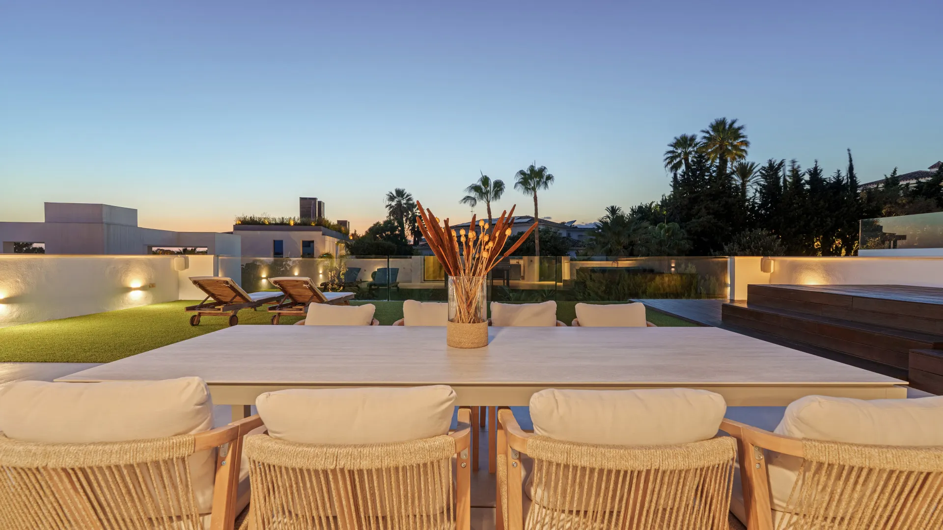 For sale villa with 5 bedrooms in Nueva Andalucia