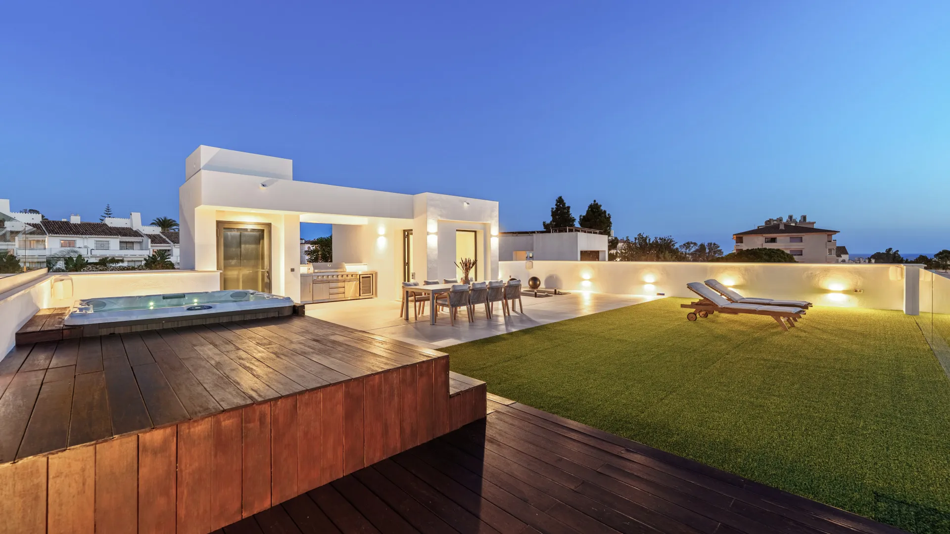 For sale villa with 5 bedrooms in Nueva Andalucia