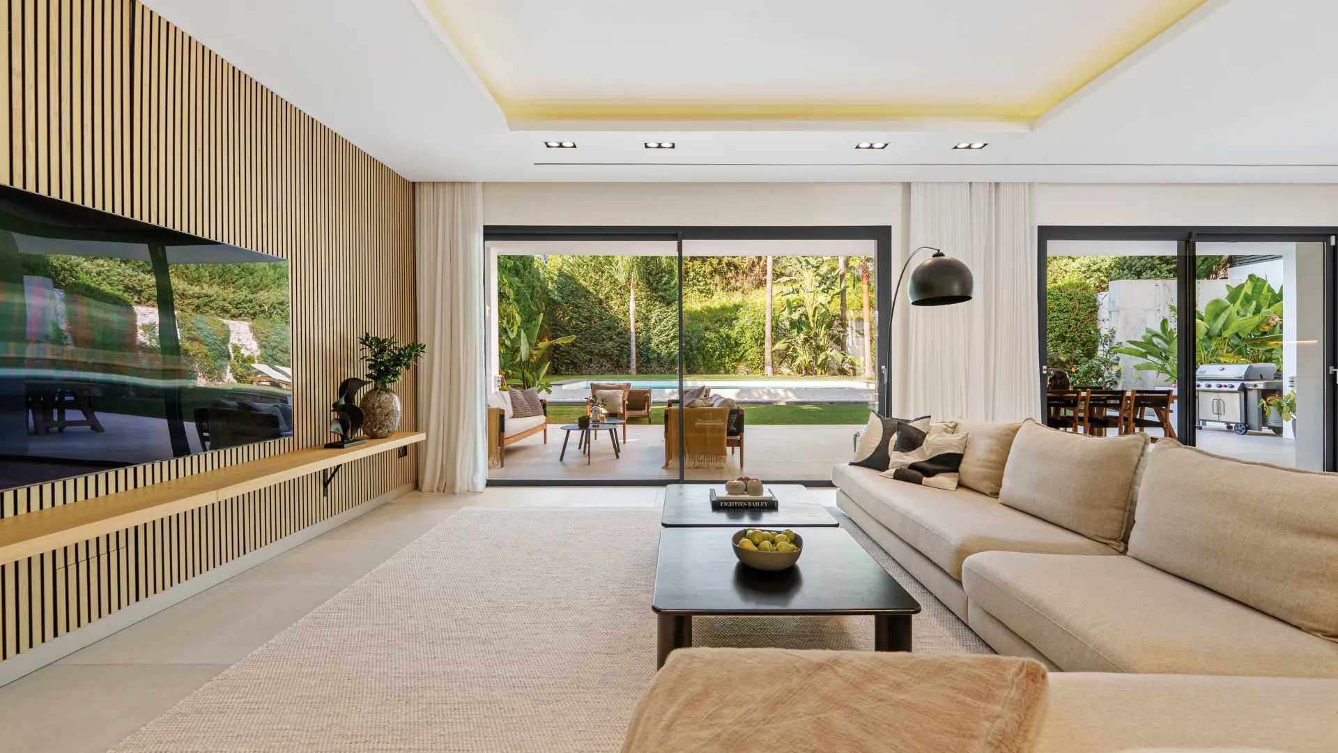 For sale villa with 5 bedrooms in Nueva Andalucia