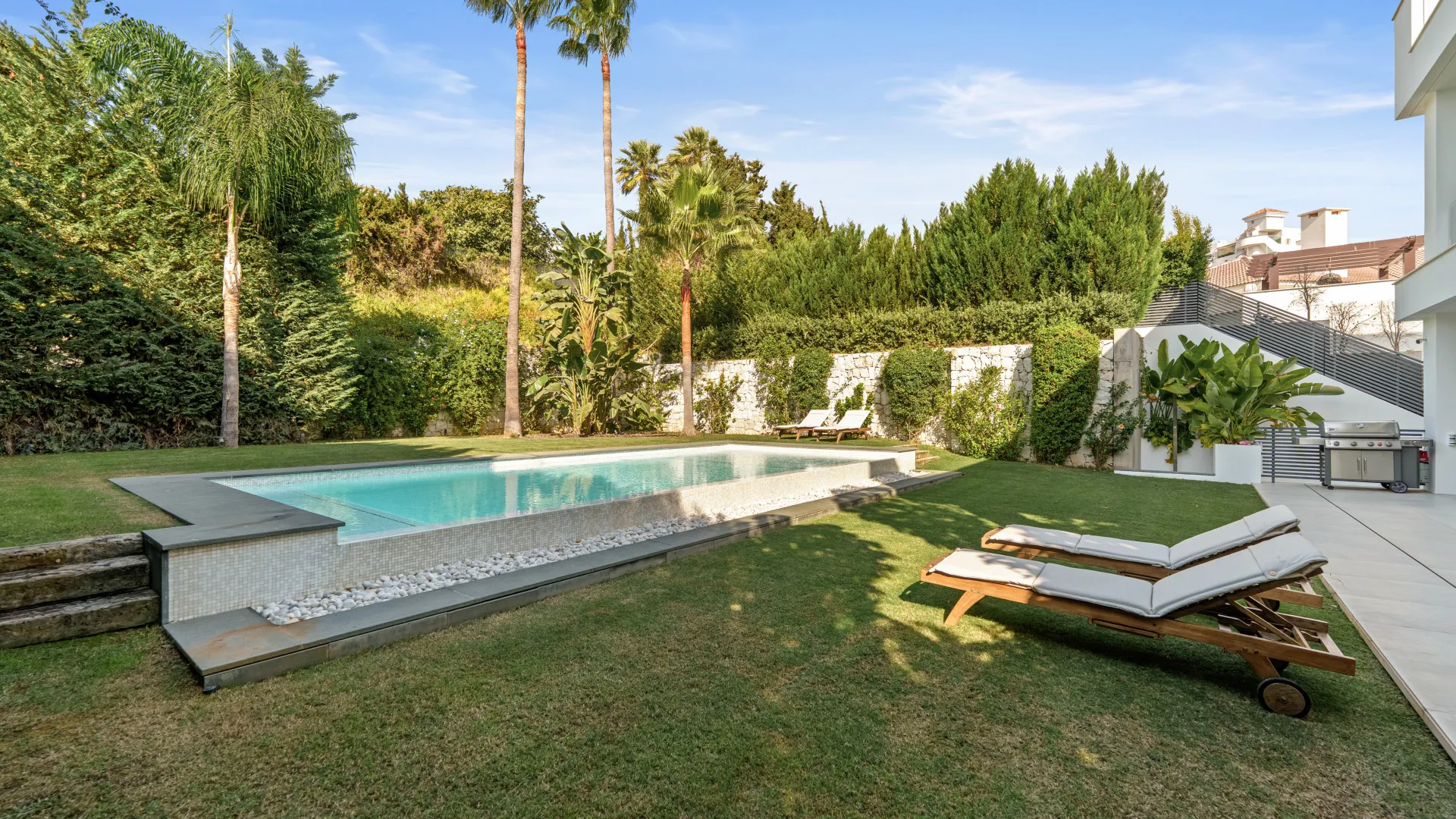 For sale villa with 5 bedrooms in Nueva Andalucia