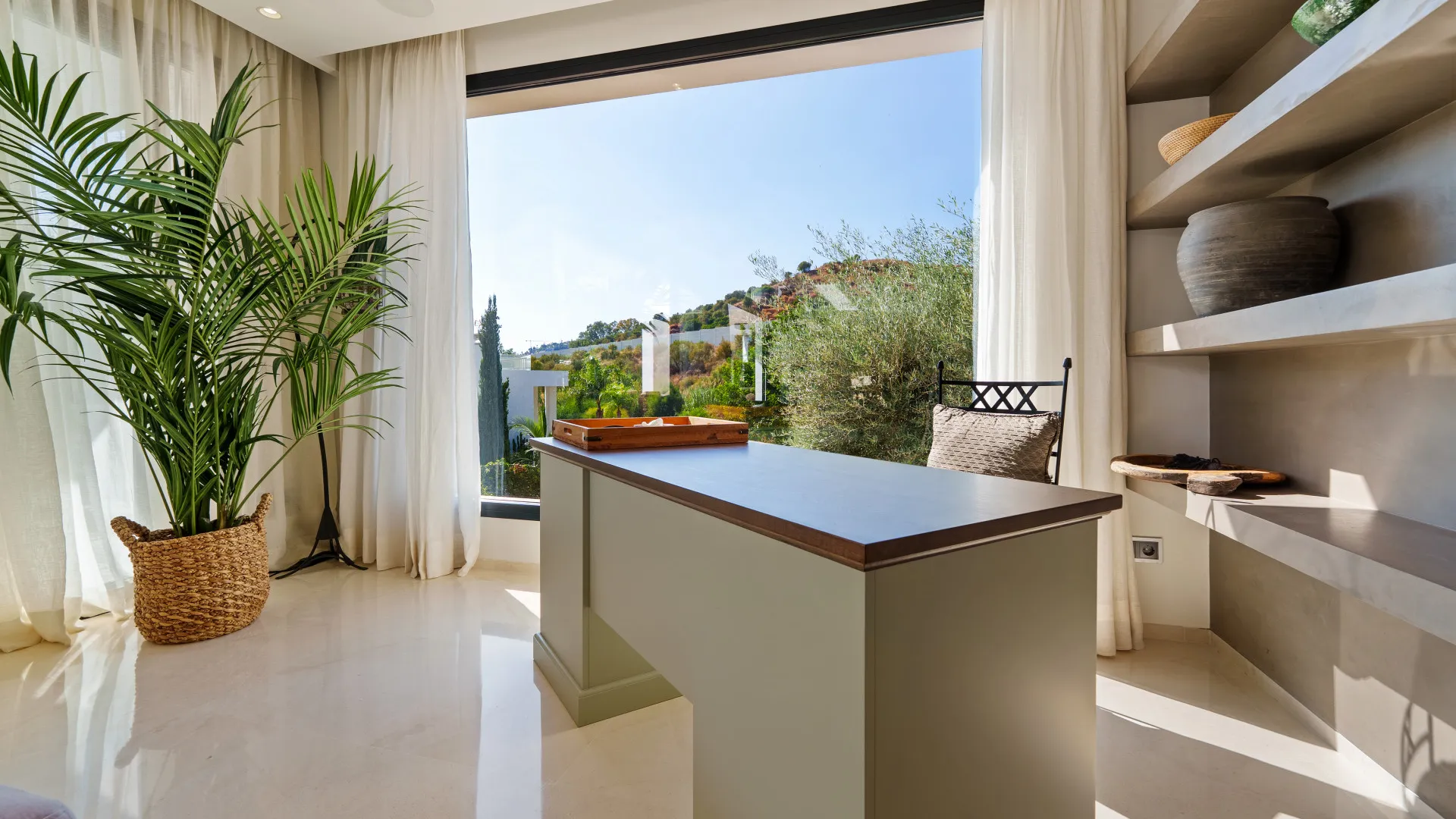 For sale Nueva Andalucia villa with 6 bedrooms