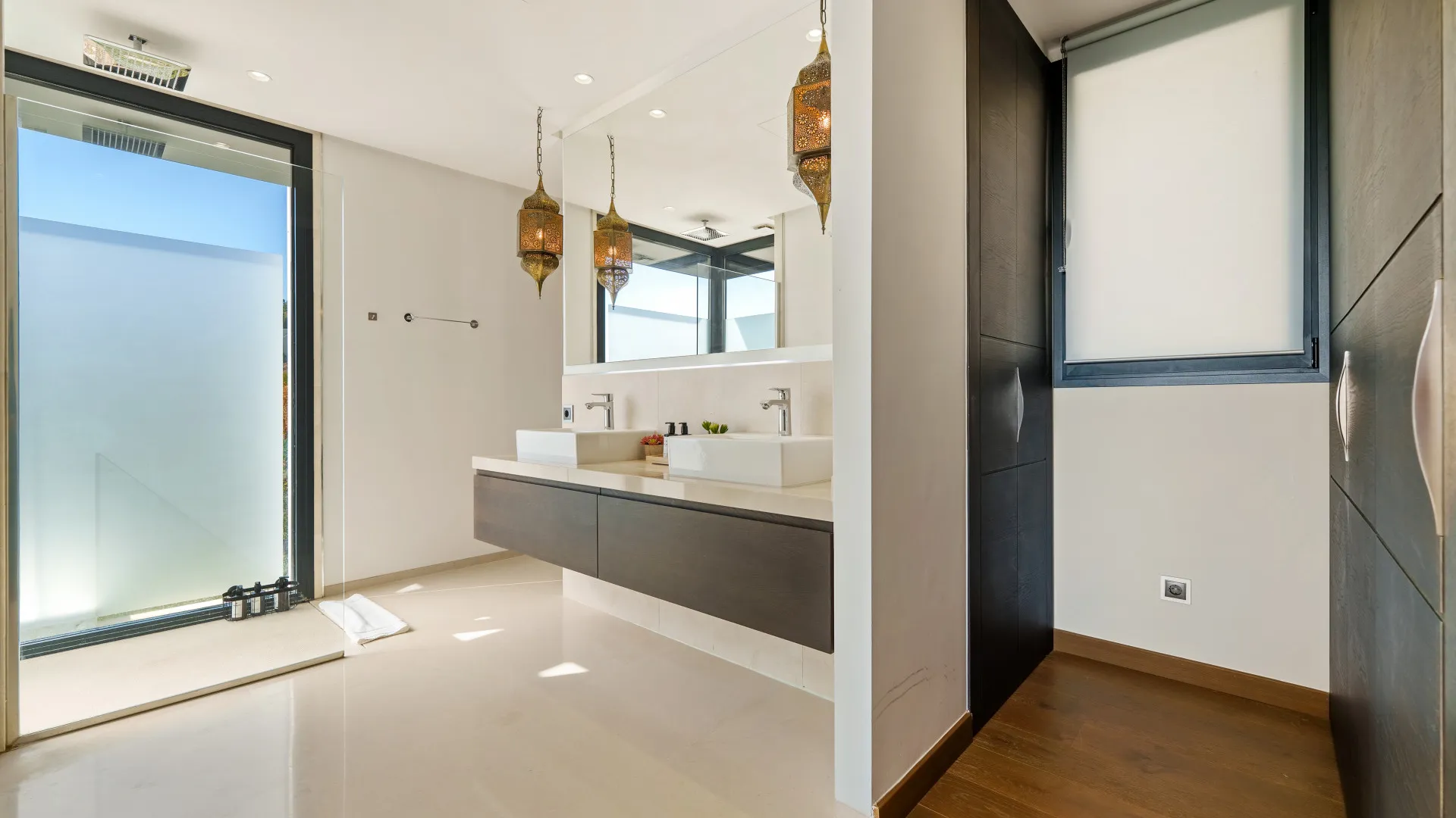 For sale Nueva Andalucia villa with 6 bedrooms