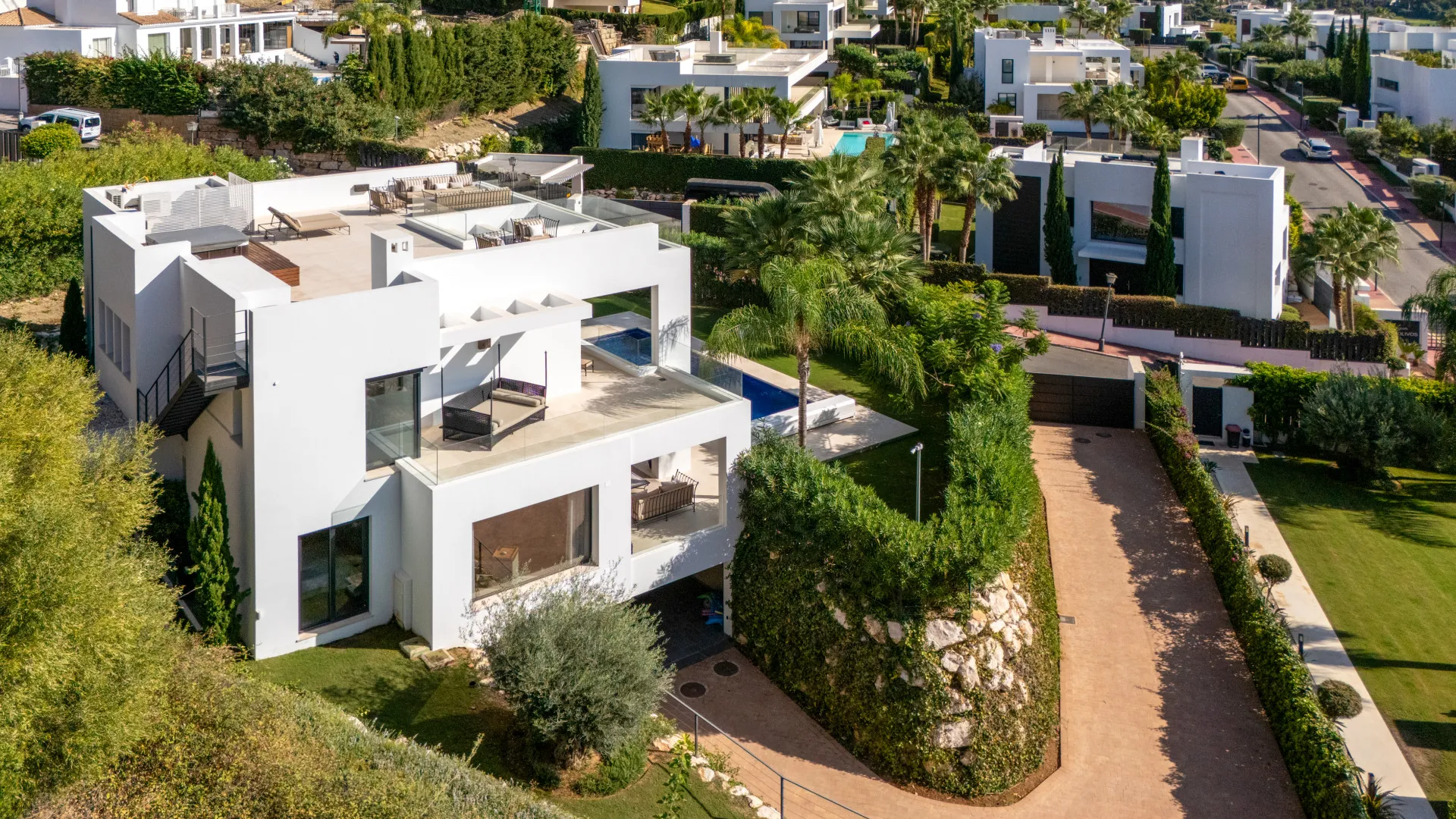 For sale Nueva Andalucia villa with 6 bedrooms