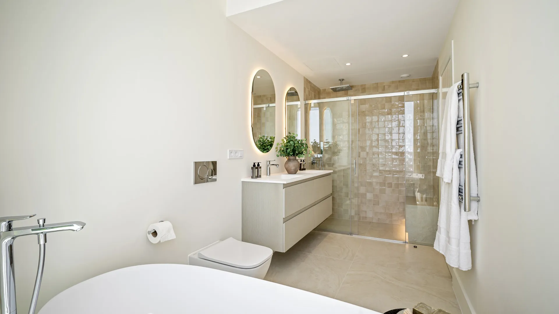 Se vende adosado en La Quinta con 4 dormitorios