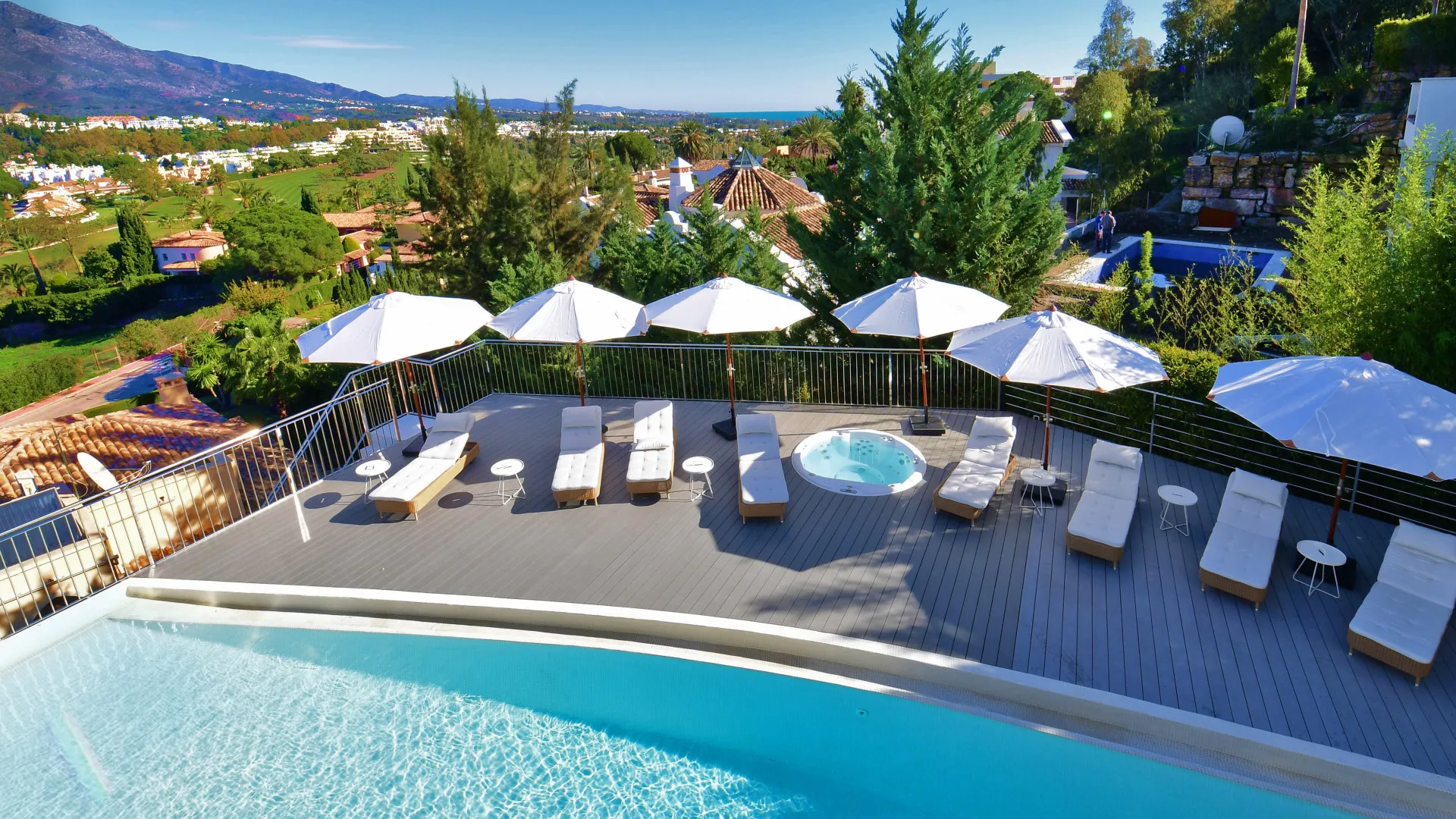 7 bedrooms villa in Nueva Andalucia for sale