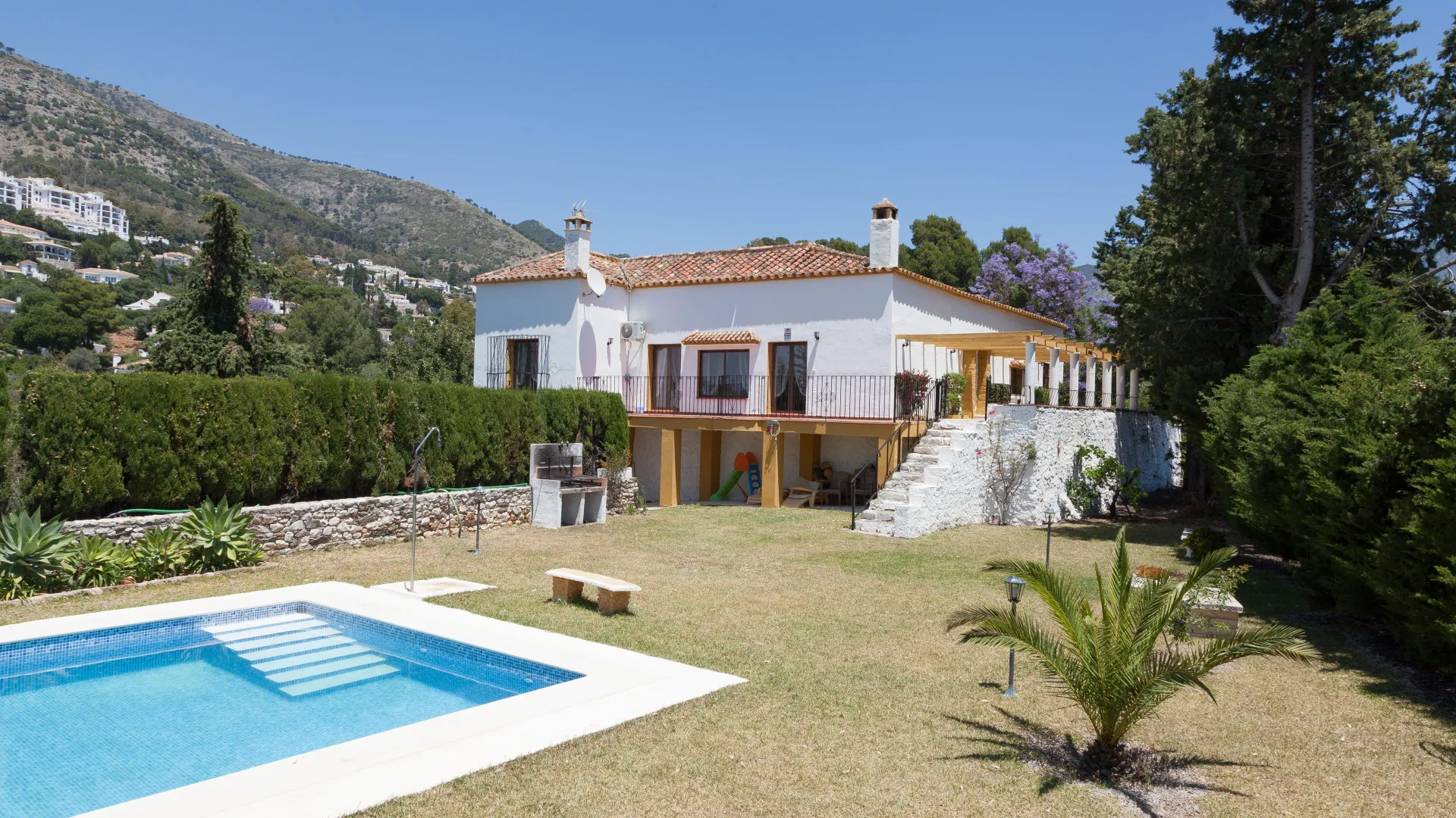 Comprar villa de 5 dormitorios en Mijas
