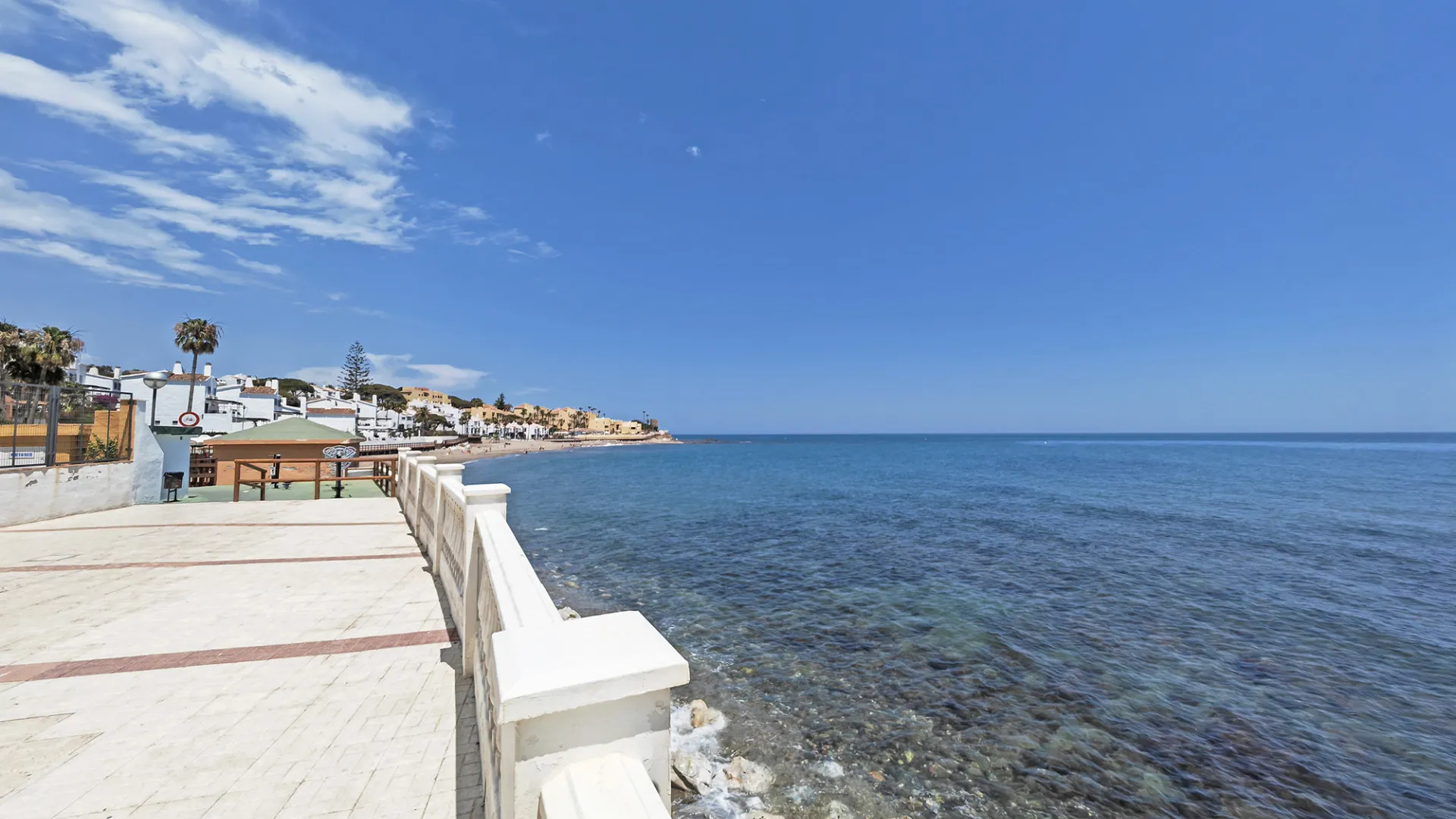 Apartamento planta baja con 2 dormitorios a la venta en Calahonda Playa