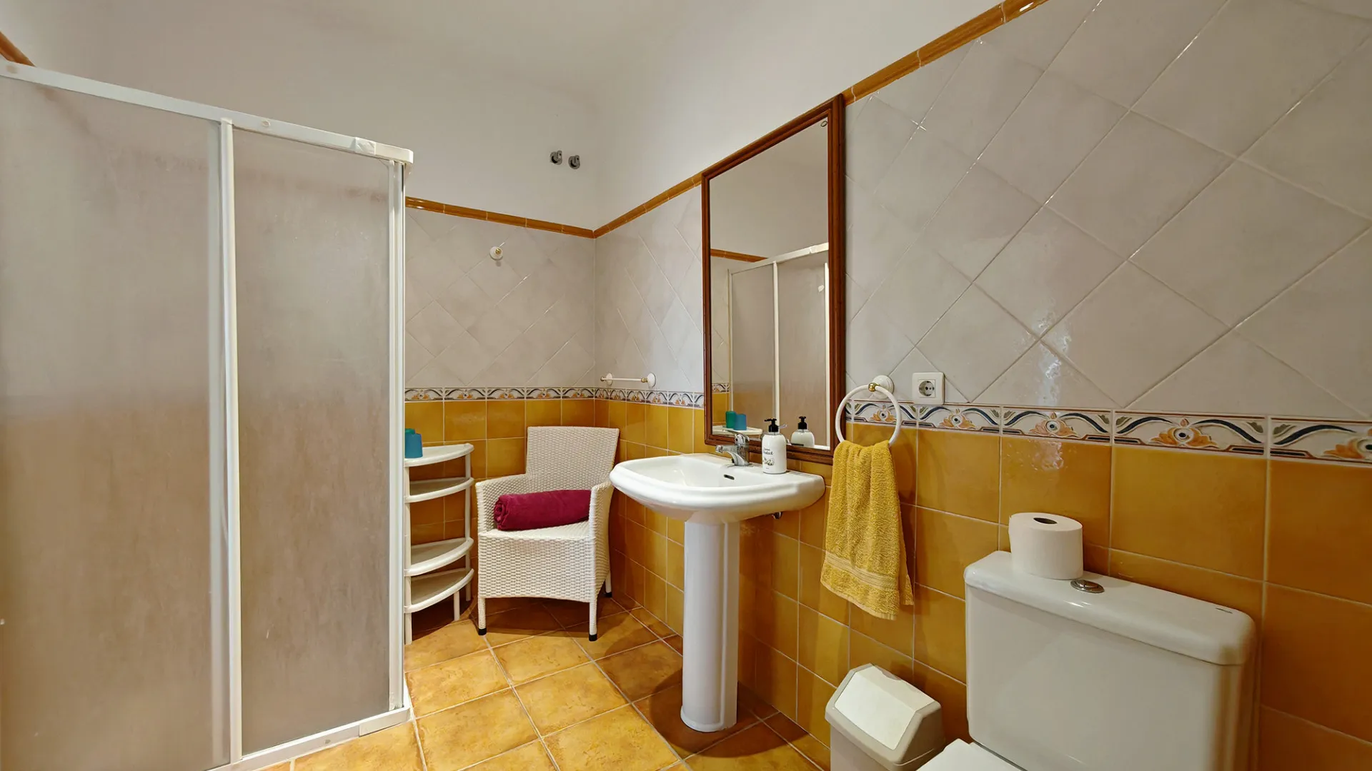 Marbella Ciudad, villa a la venta con 12 dormitorios