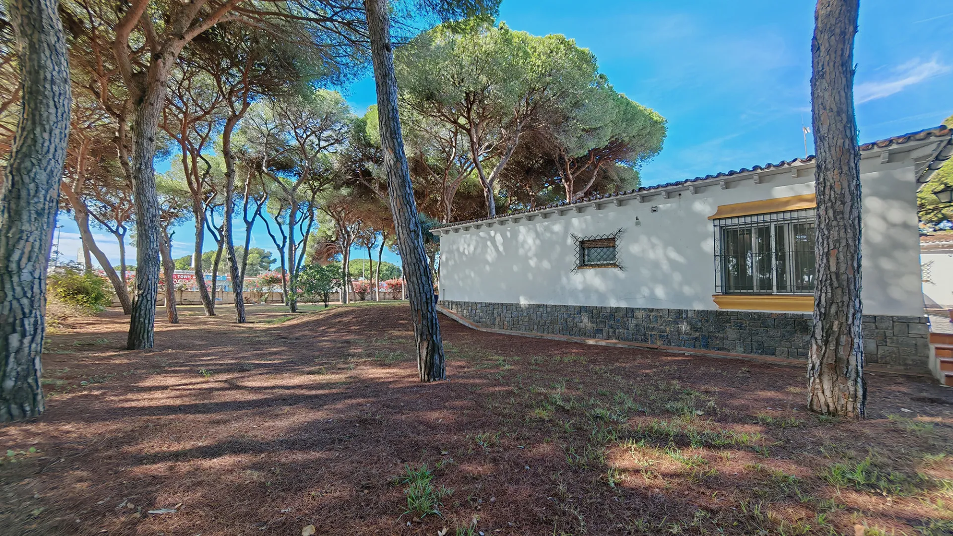 Marbella Ciudad, villa a la venta con 12 dormitorios