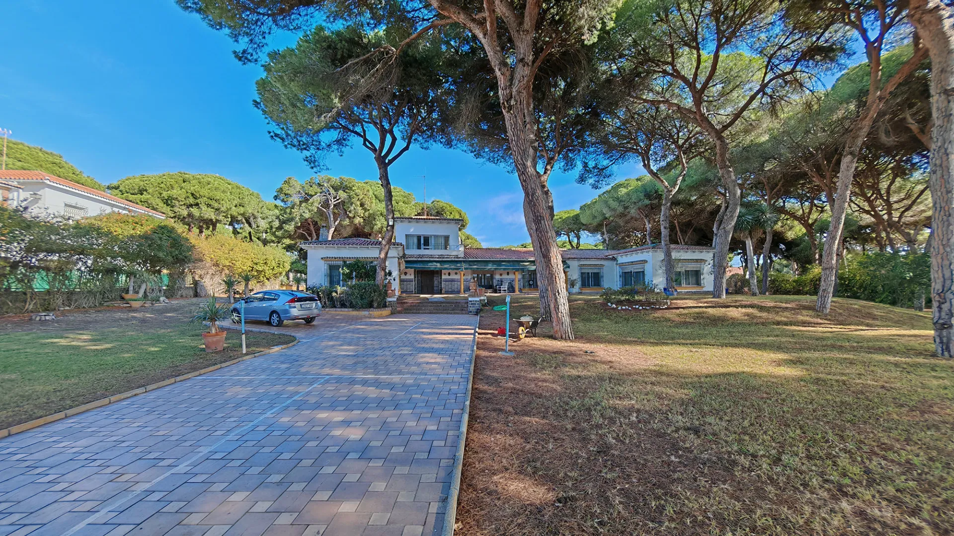 Marbella Ciudad, villa a la venta con 12 dormitorios