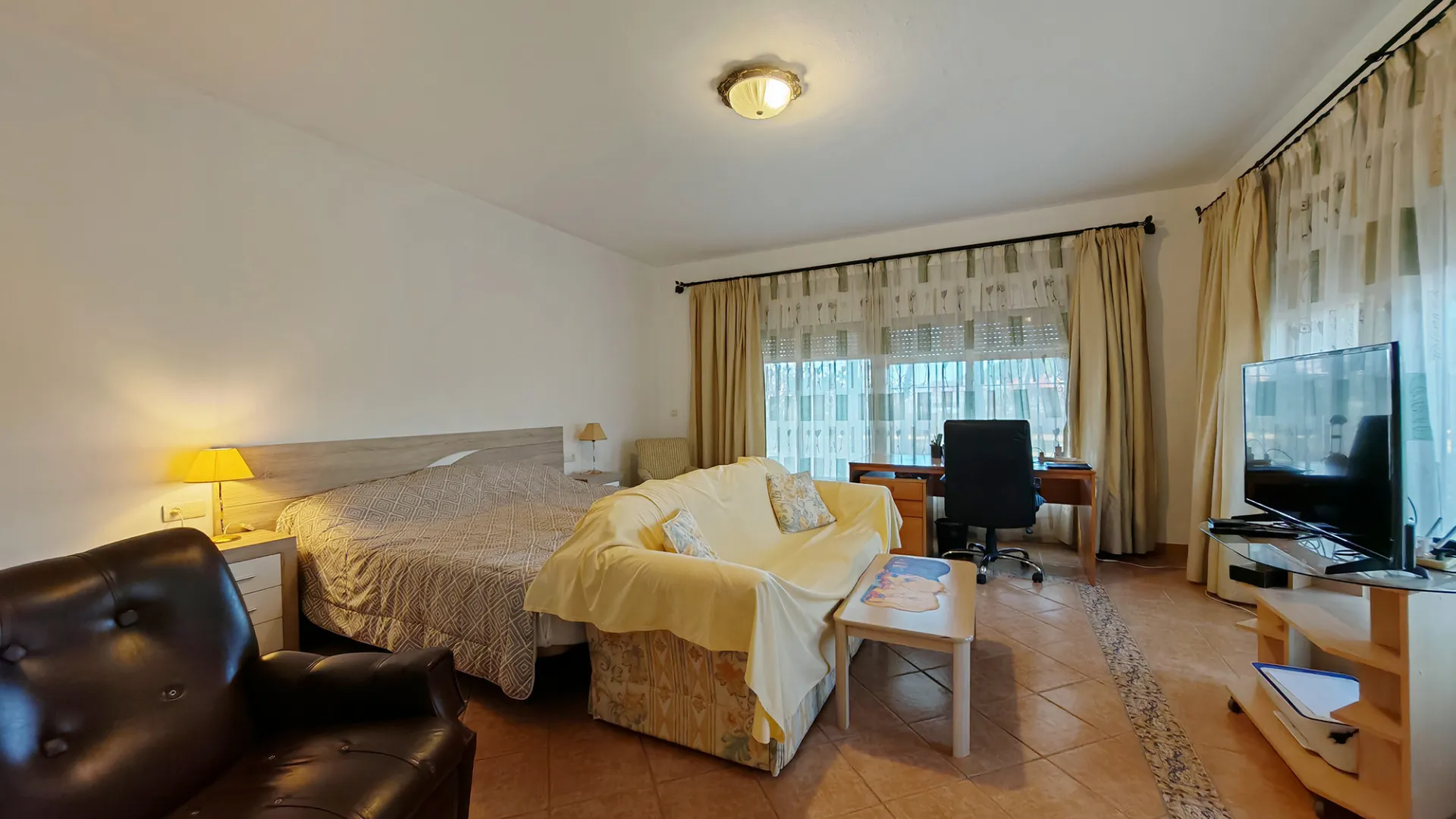 Marbella Ciudad, villa a la venta con 12 dormitorios