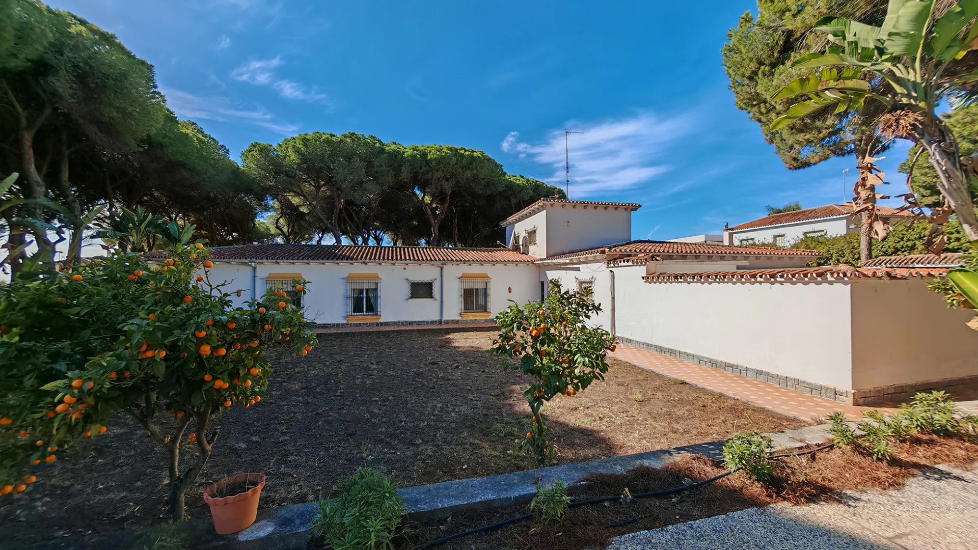 Marbella Ciudad, villa a la venta con 12 dormitorios