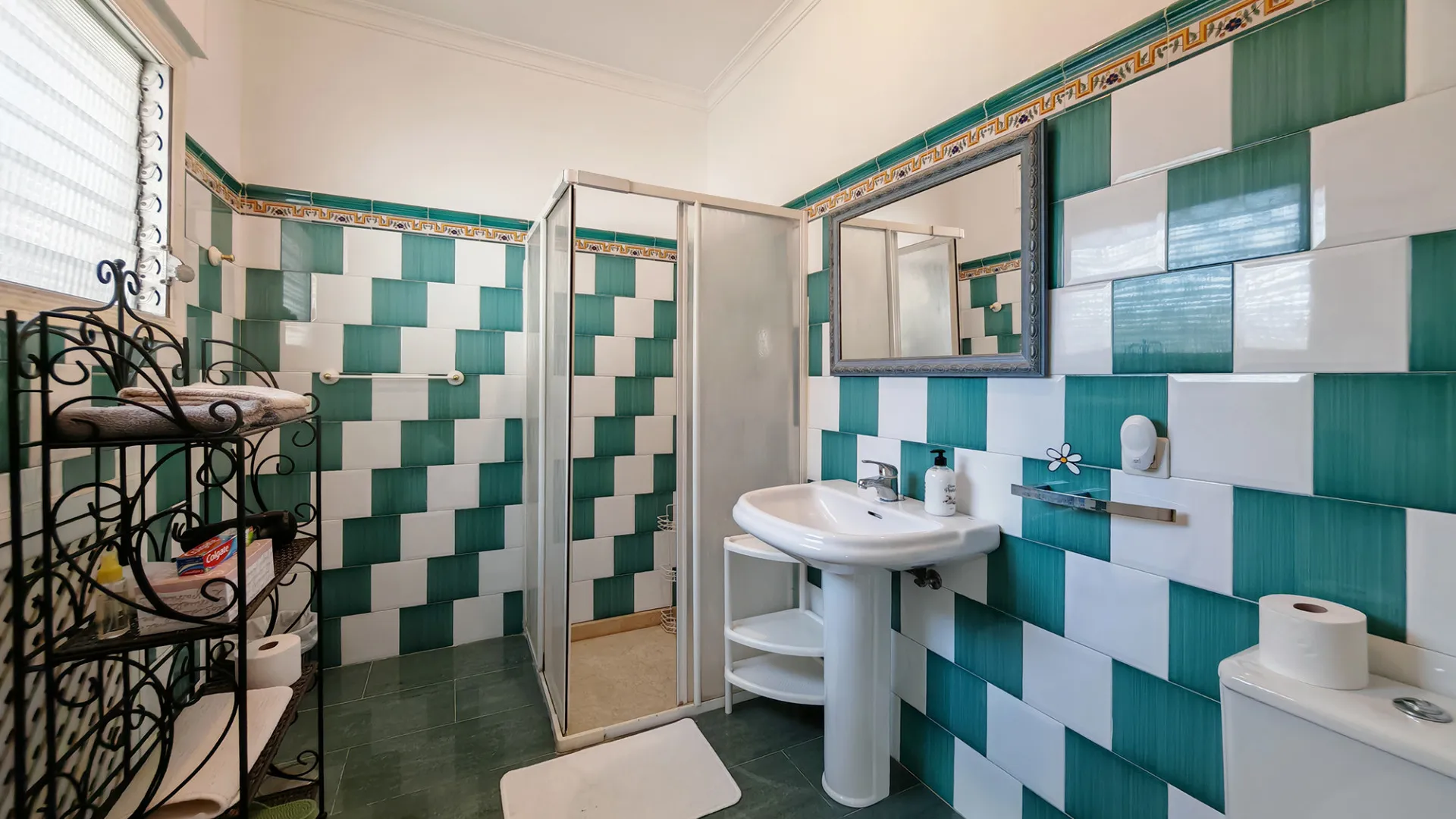 Marbella Ciudad, villa a la venta con 12 dormitorios