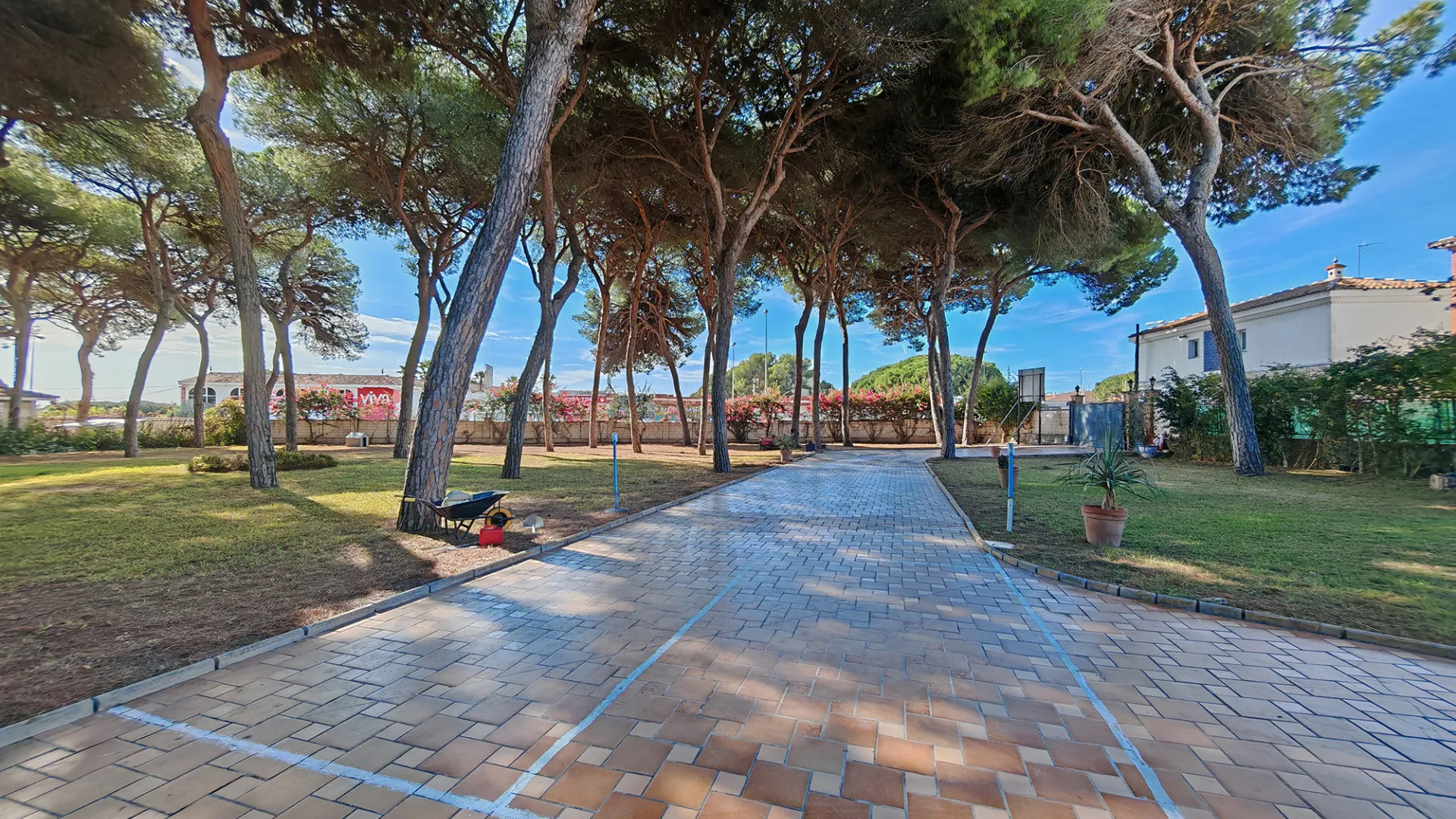 Marbella Ciudad, villa a la venta con 12 dormitorios