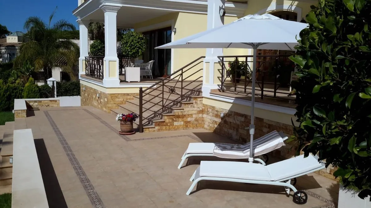 Comprar villa en Hacienda las Chapas de 5 dormitorios